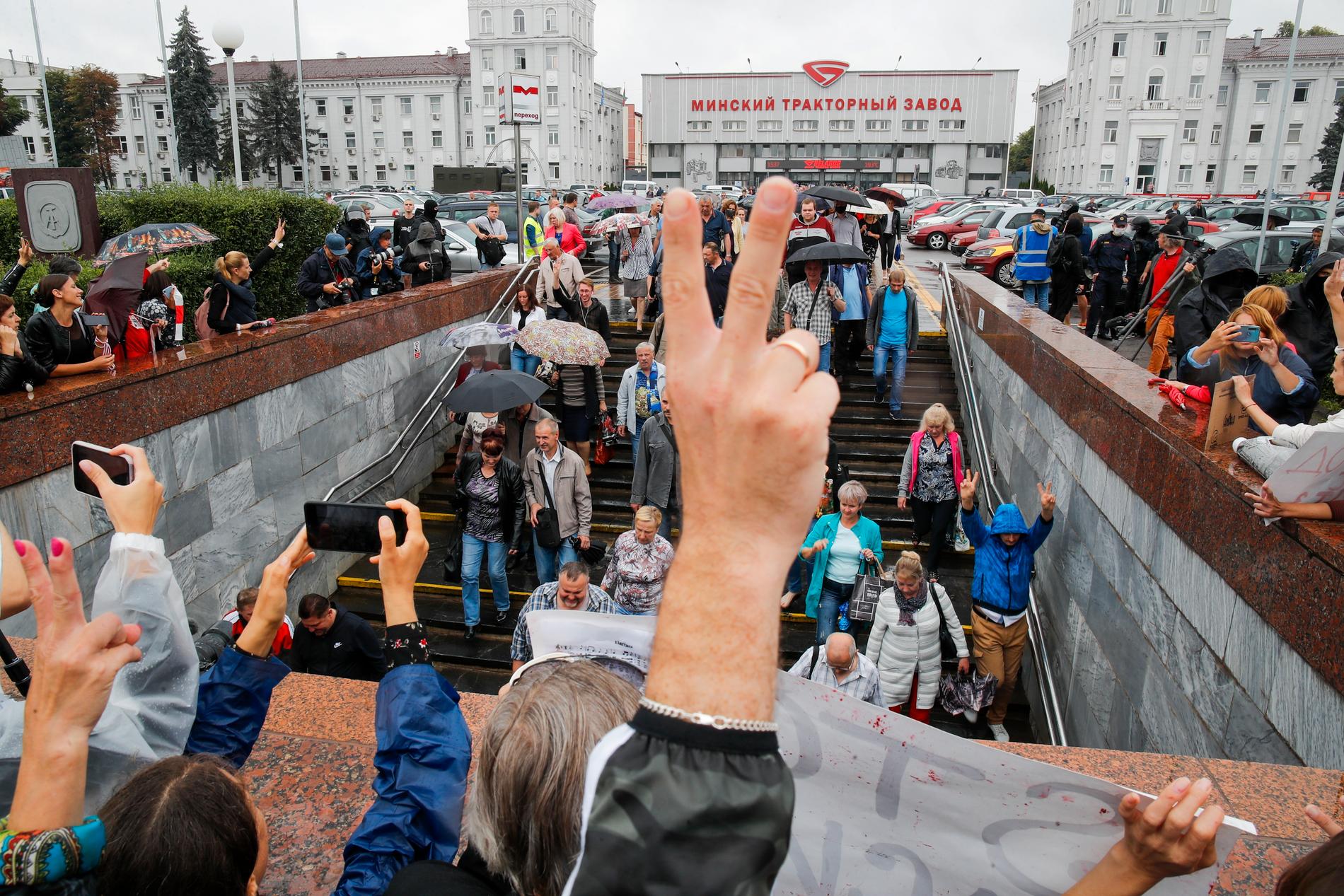 Demonstranter samlas utanför traktorfabriken i Minsk under onsdagen.