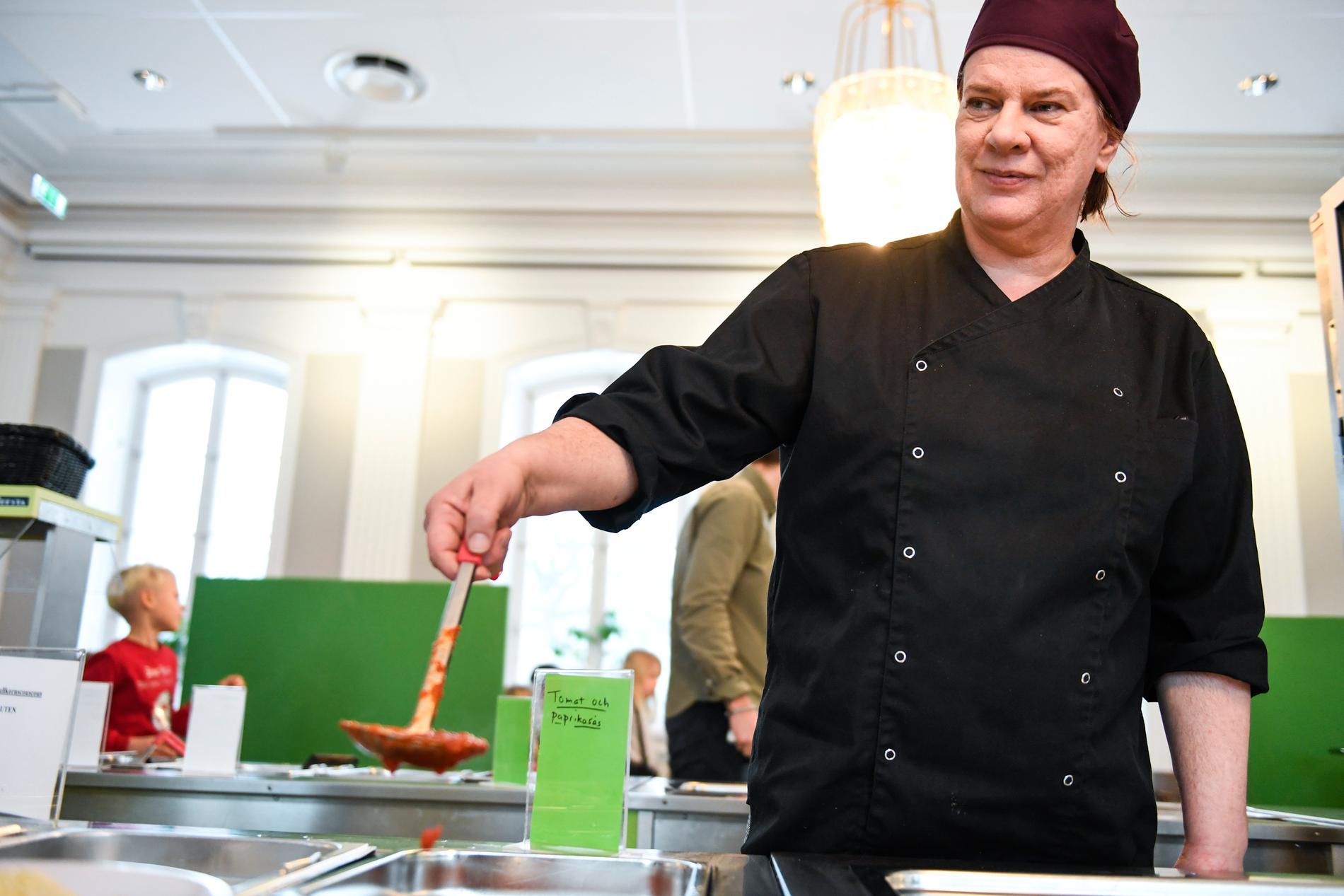 Kökschef Åsa Jansson på Kristinbergsskolan i Stockholm ser många fördelar med fler ekologiska livsmedel.