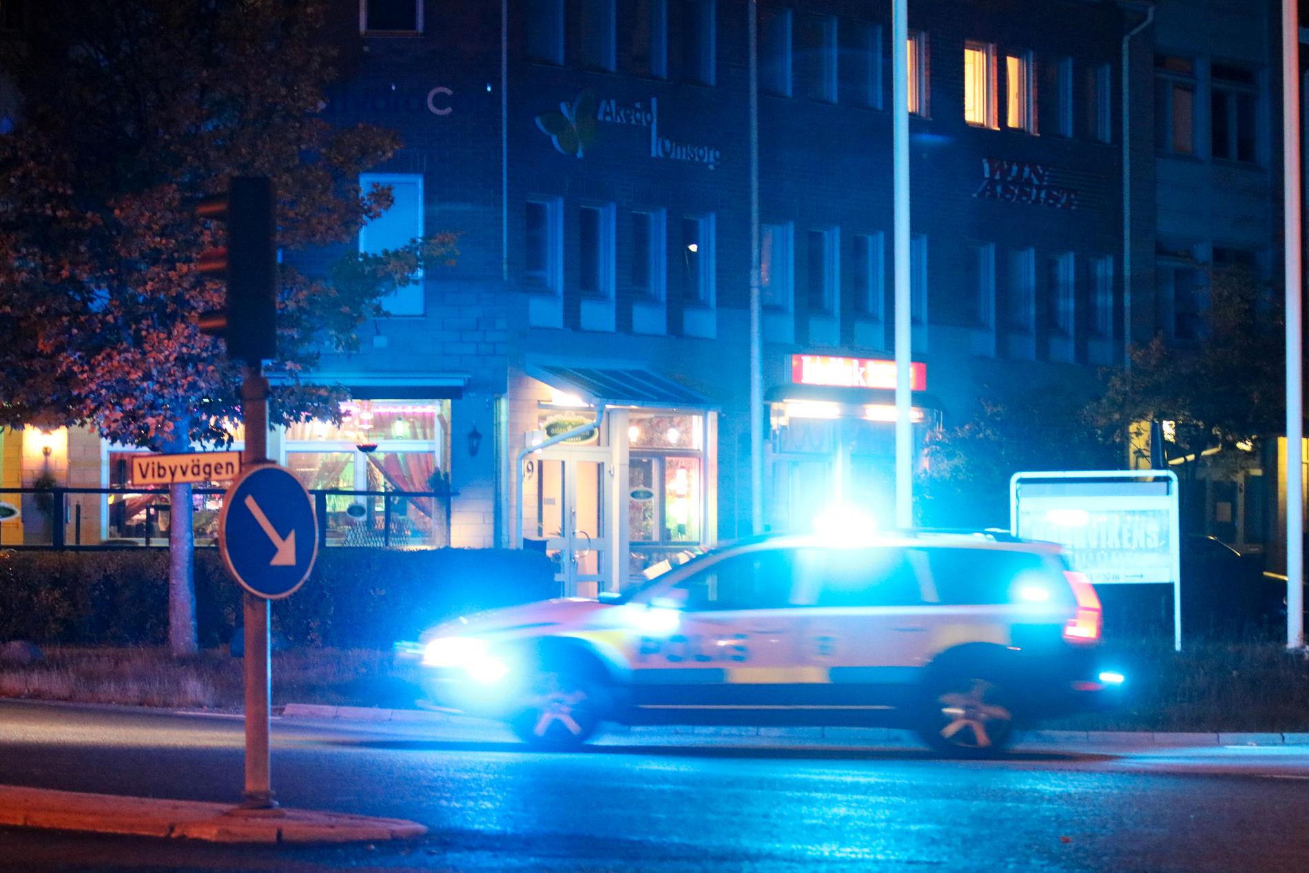 Polisinsats i Norrviken i Sollentuna kommun efter rånet mot restaurangen.