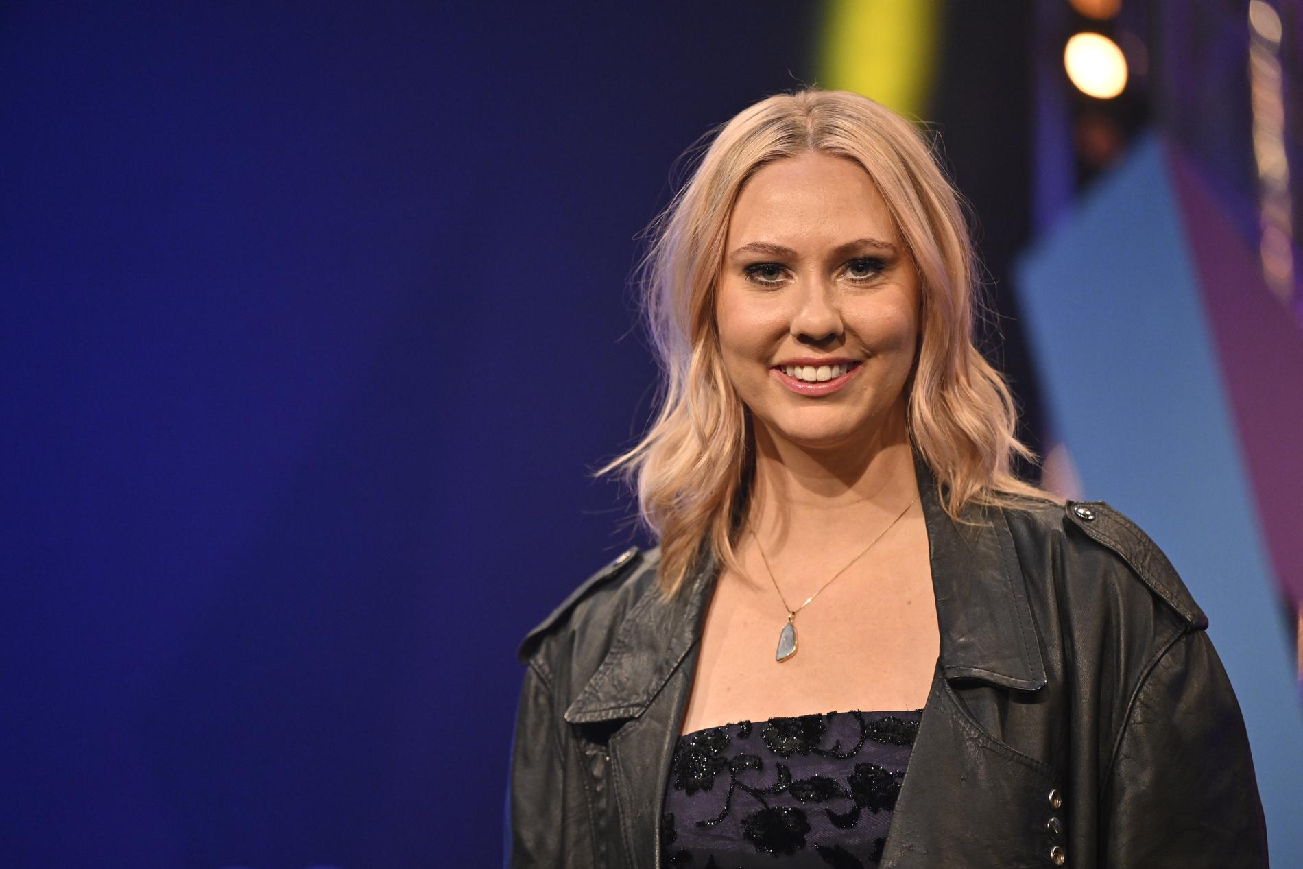 "Aldrig mer" heter Clara Klingenströms låt i "Melodifestivalen".