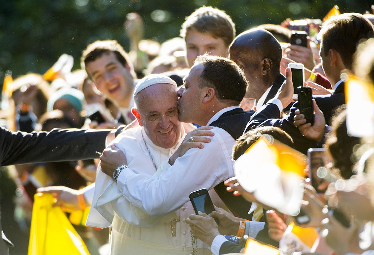 Washington, USA: Påvens besök i USA har lockat ut journalister, fotografer, katoliker, politiker, och nyfikna åskådare under dagen. Vissa var väldigt entusiastiska över besöket och en man passade på att sno åt sig en påvepuss.