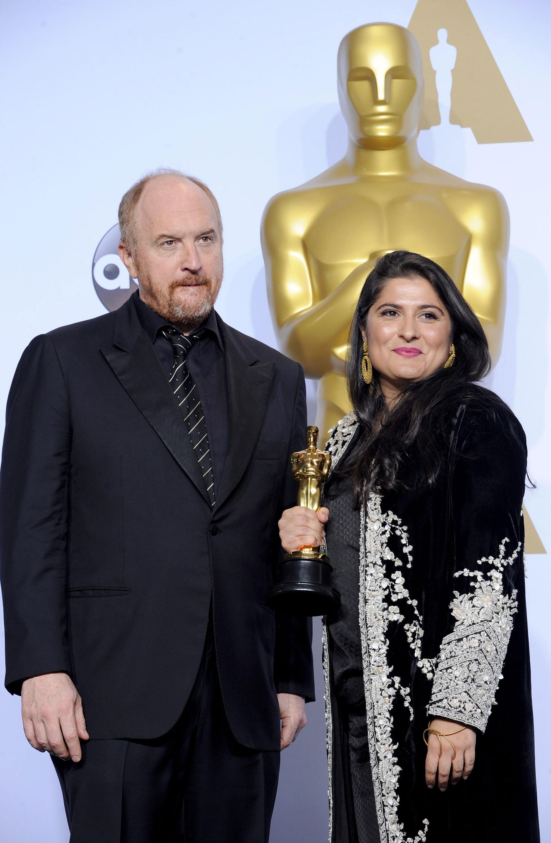Louis C.K och vinnaren av bästa kortfilmsdokumentär, Sharmeen Obaid-Chinoy.