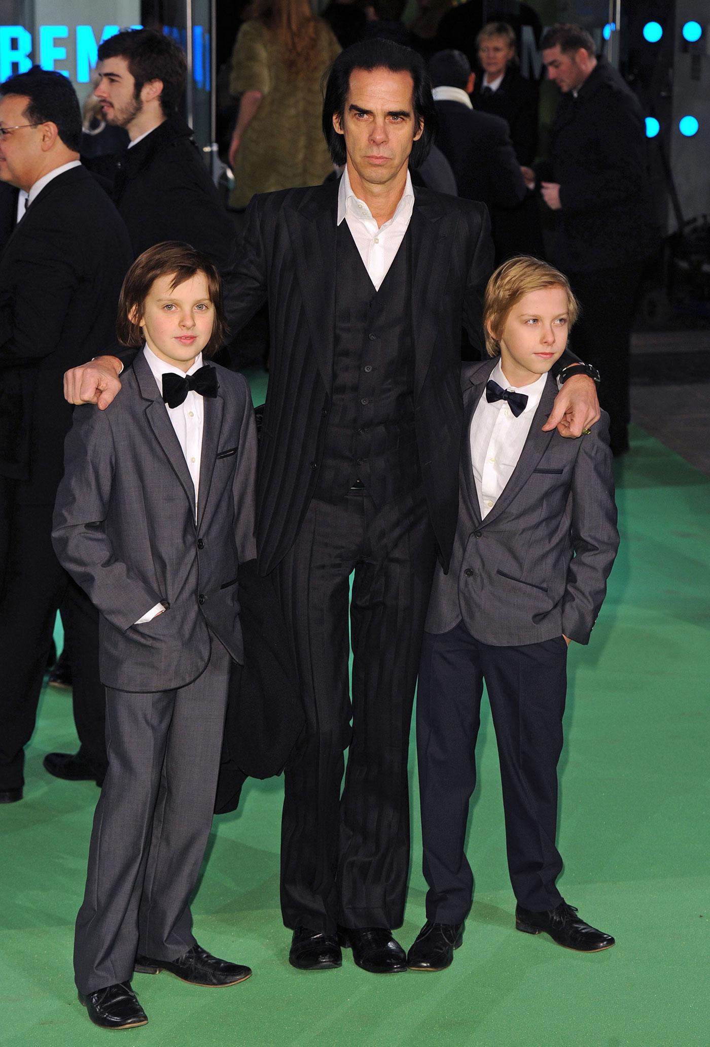 Nick Cave med sönerna Arthur och Earl på filmpremiär 2012.