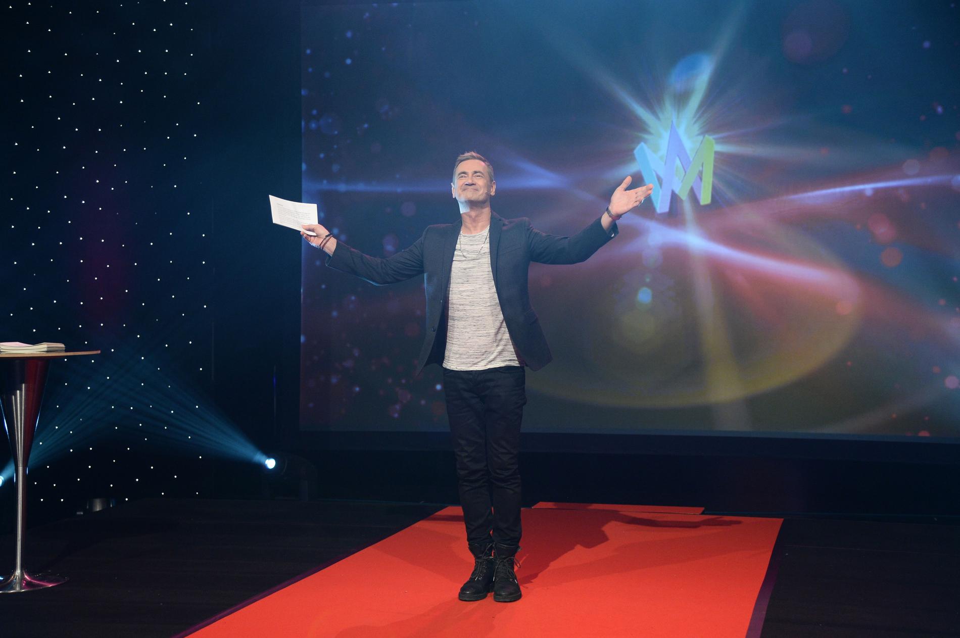 Exekutiv producent Christer Björkman på scenen när alla deltagare i Melodifestivalen 2016 skulle presenteras.