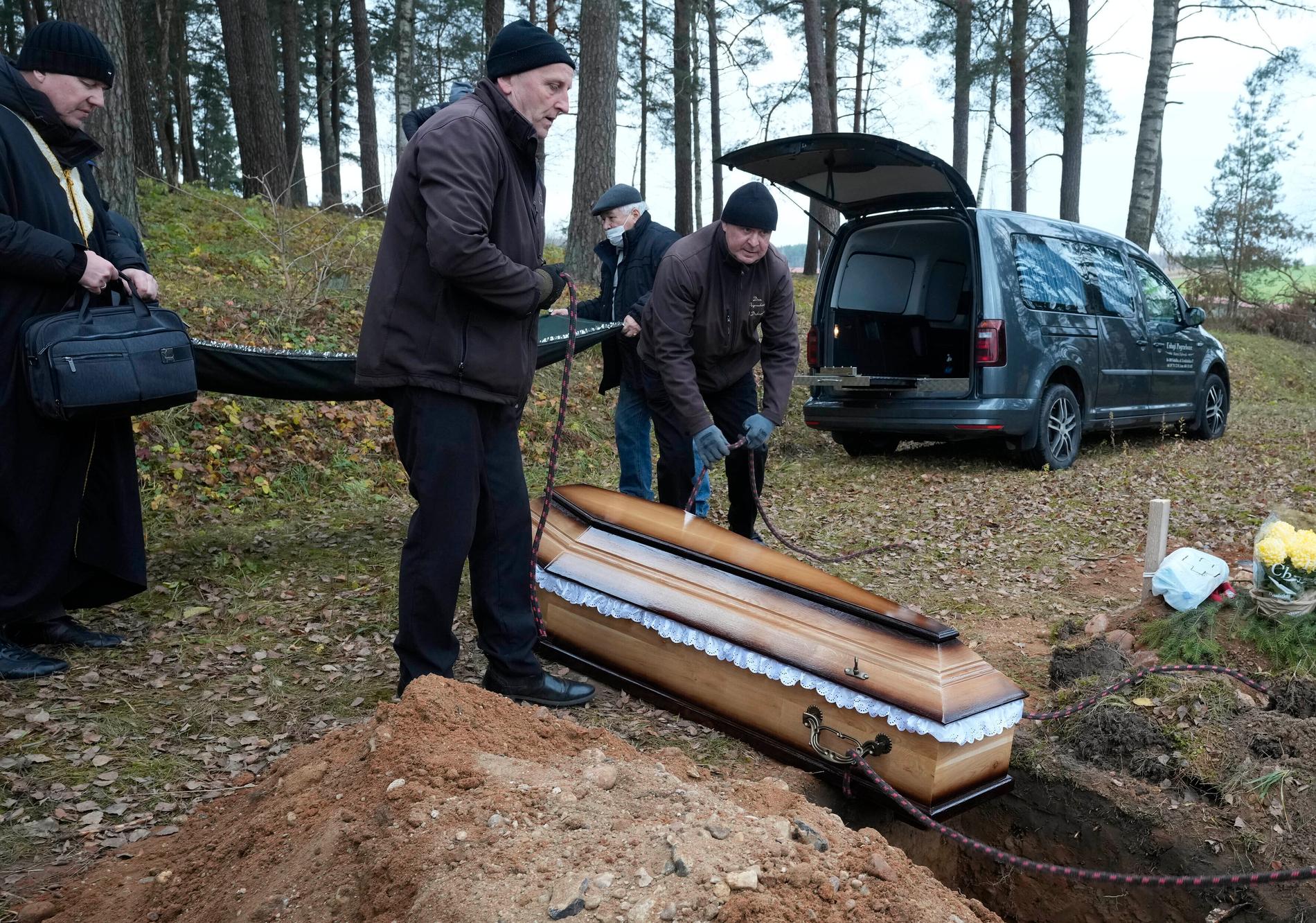 En lokal muslimsk församling i Bohoniki, Polen begraver en oidentifierad migrant som dött i skogarna i gränsområdet mellan Belarus och Polen tidigare i november.