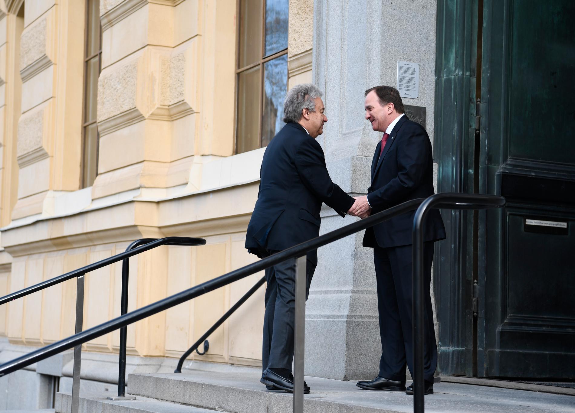 FN:s generalsekreterare António Guterres hälsar på statsminister Stefan Löfven utanför Kungliga biblioteket i Stockholm.