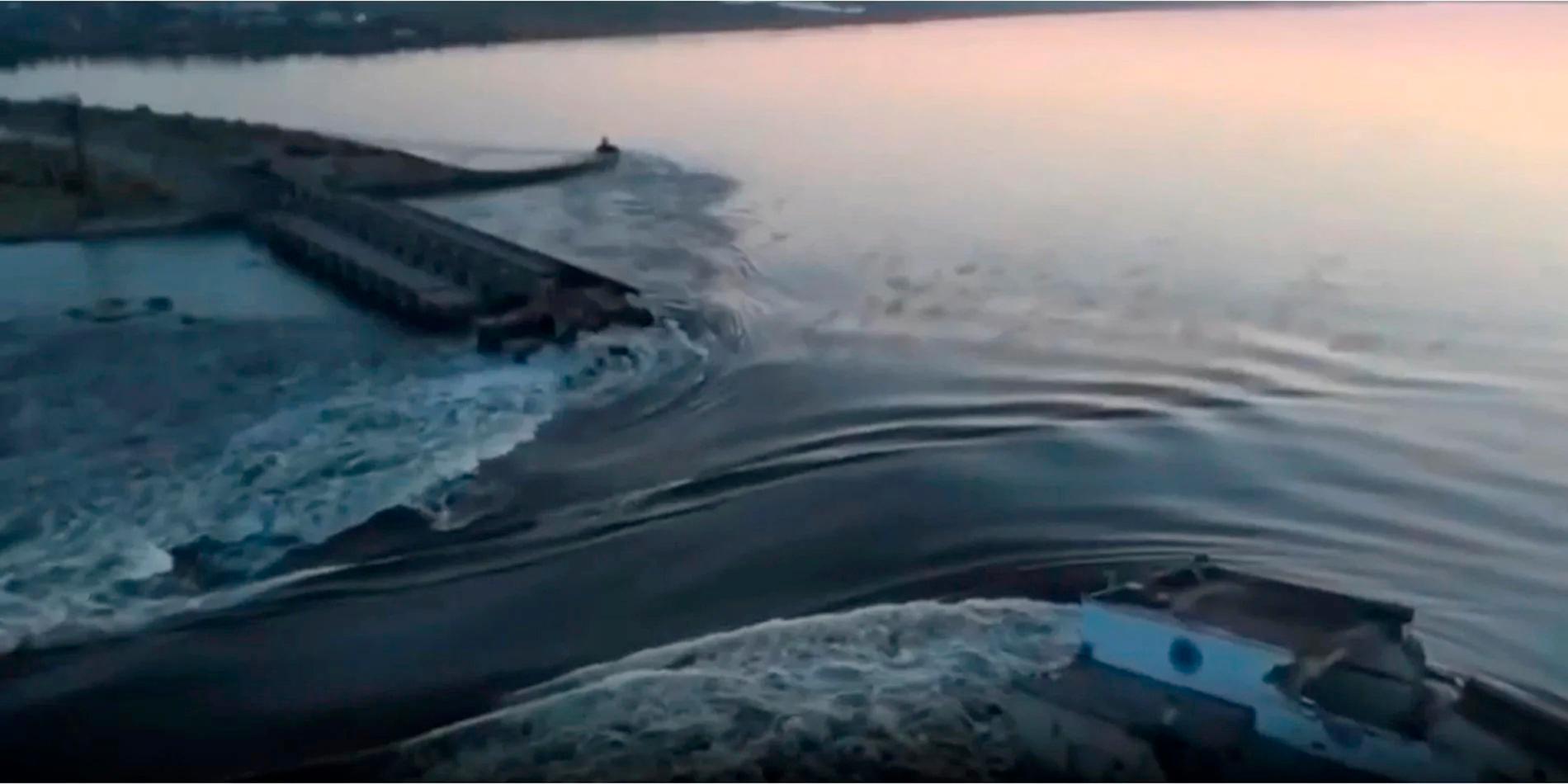 Videor som spridits under morgonen visar hur vattnet forsar fram. 