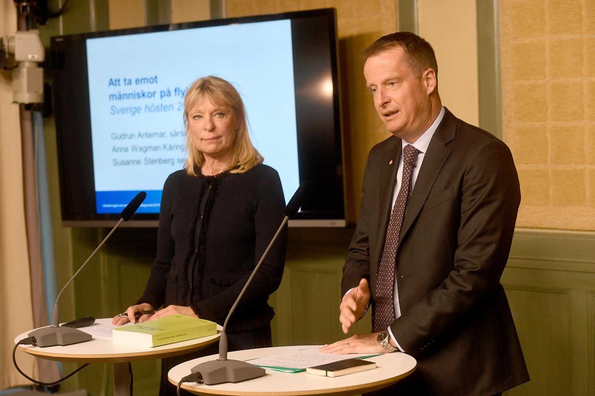 Utredare Gudrun Antemar och inrikesminister Anders Ygeman.
