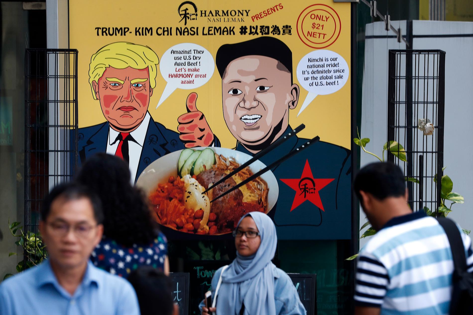 Reklam för en tecknad bok där bland andra USA:s president Donald Trump och Nordkoreas ledare Kim Jong-Un figurerar i Singapore – platsen där toppmötet mellan de båda ledarna är tänkt att äga rum i nästa vecka.