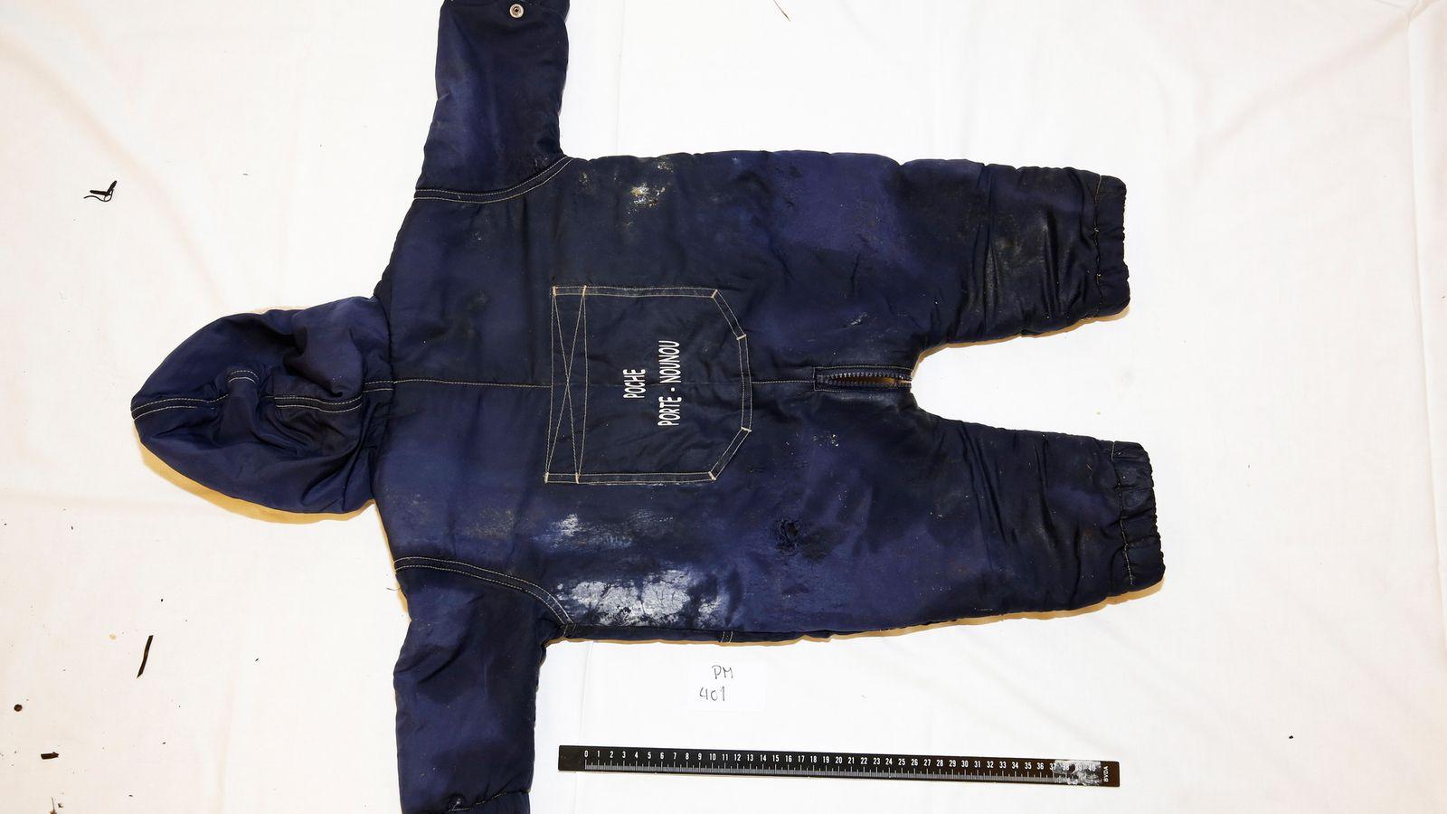 Polisen har lagt ut bilder på kläderna som fanns på pojkens kropp. 