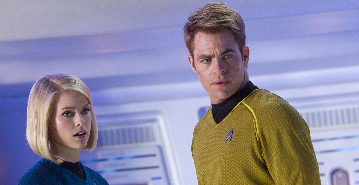 "Star Trek - Into Darkness". Alice Eve, som "Carol" och Chris Pine, skådespelare, som "Kirk".