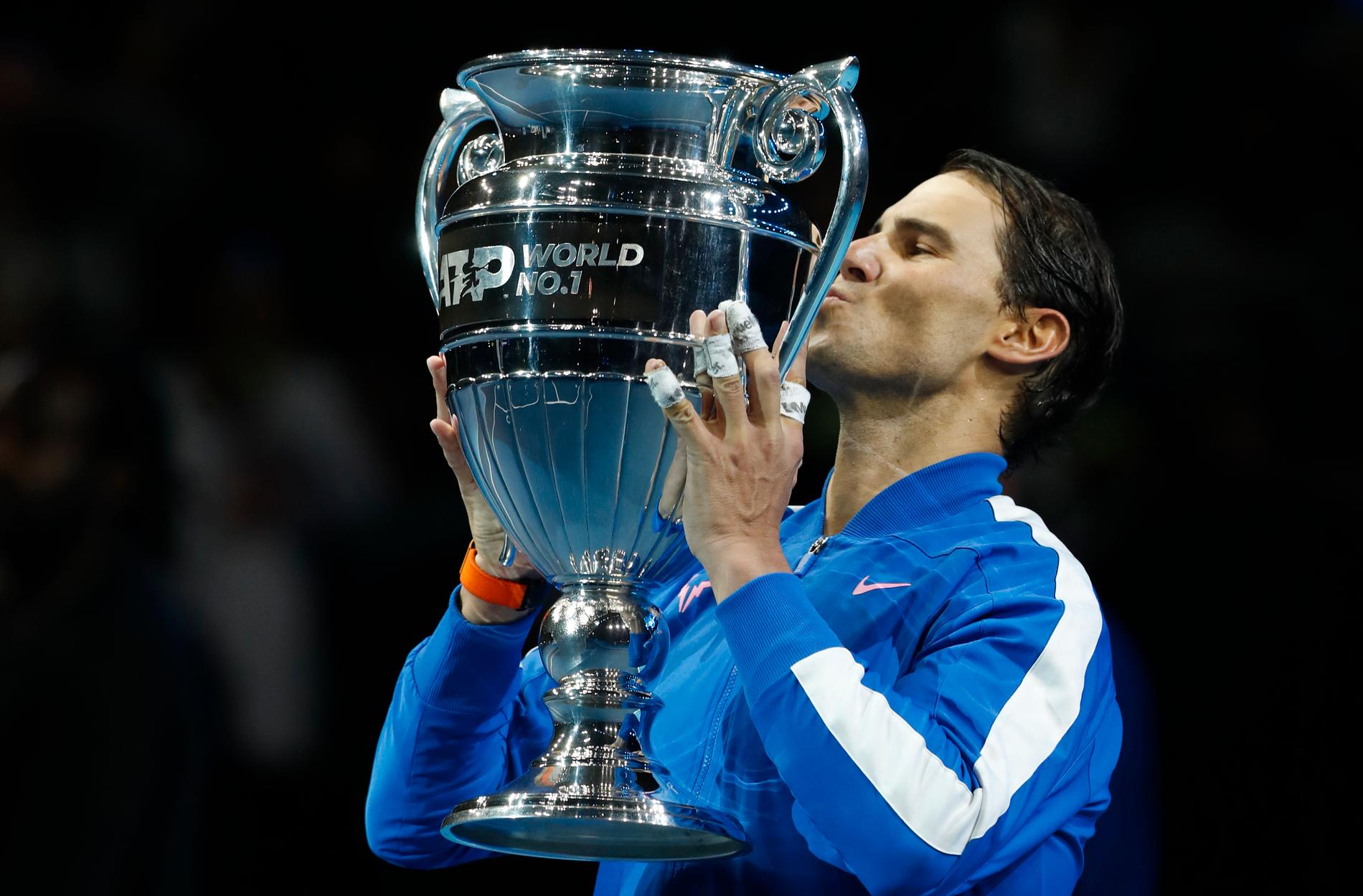 Rafael Nadal kommer att avsluta 2019 som världsetta tack vare att Roger Federer besegrade Novak Djokovic.