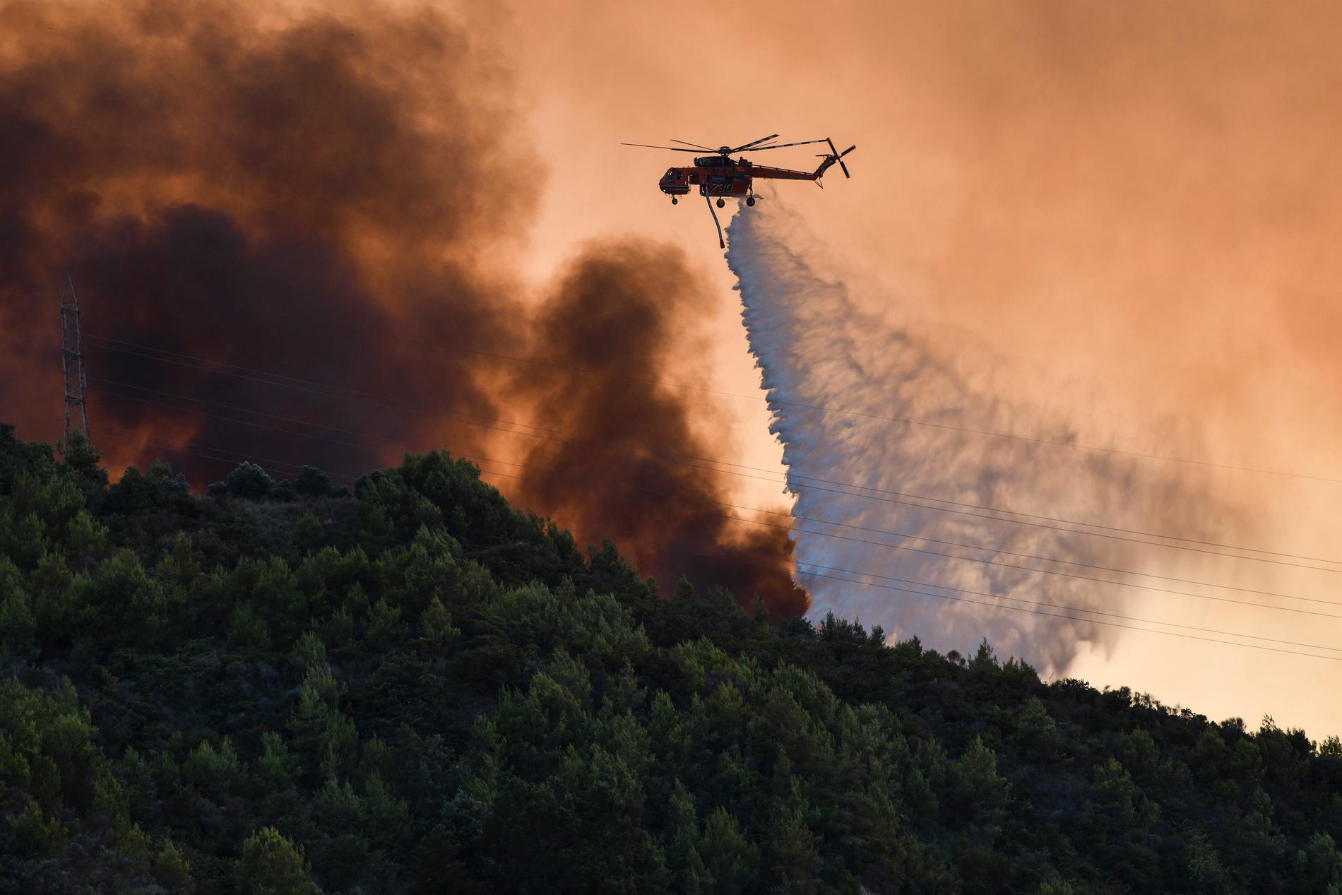 Helikoptrar kämpar med att vattenbomba bränderna. 