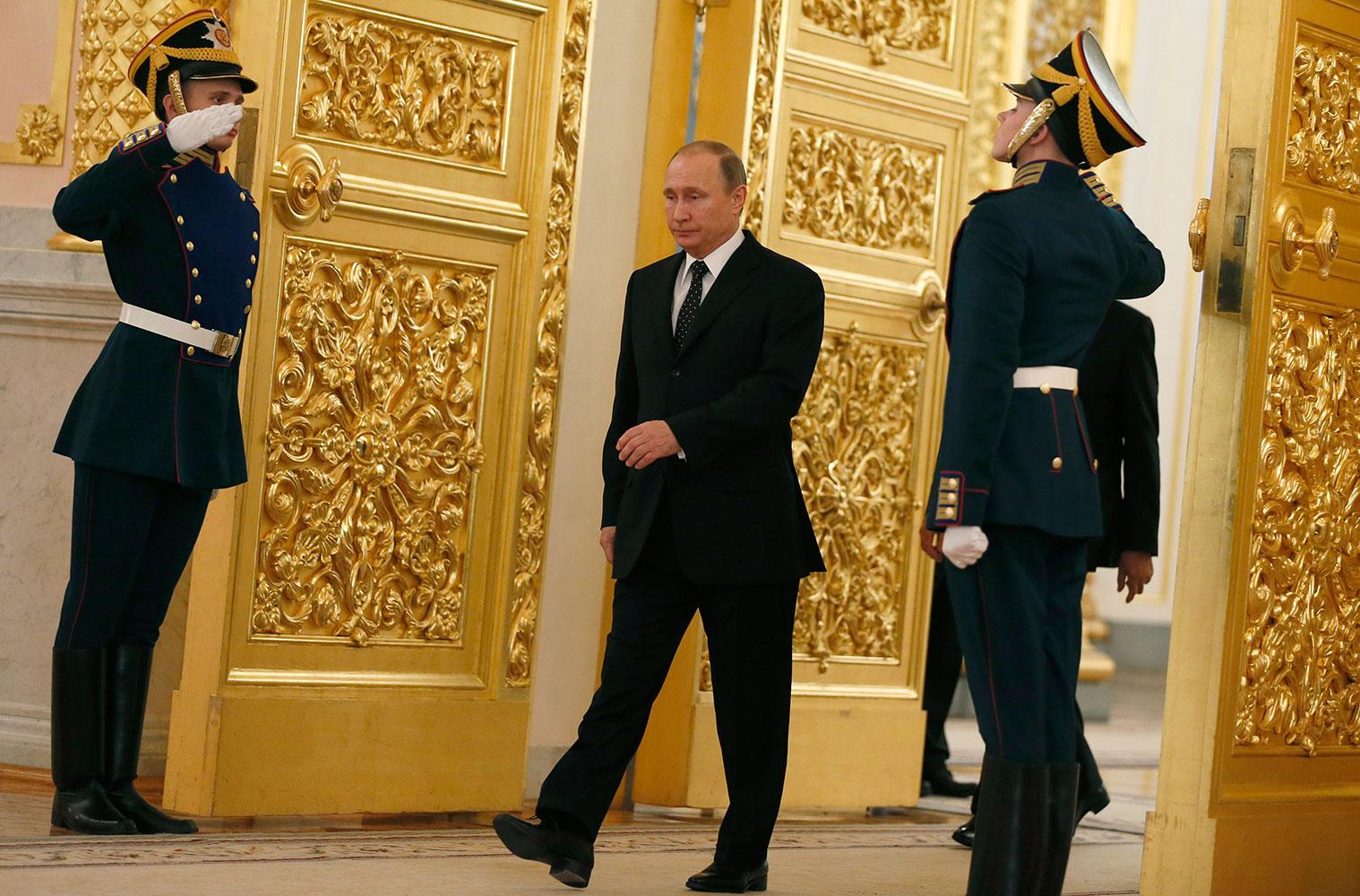 Putin – med högerhanden klistrad vid sin sida.