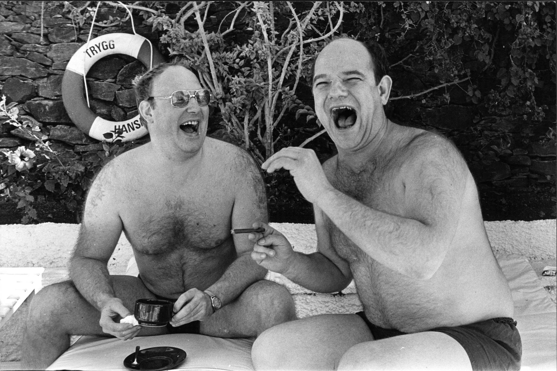 Weiron Holmberg och Roland Janson skrattar vid poolkanten på Kanarieöarna,