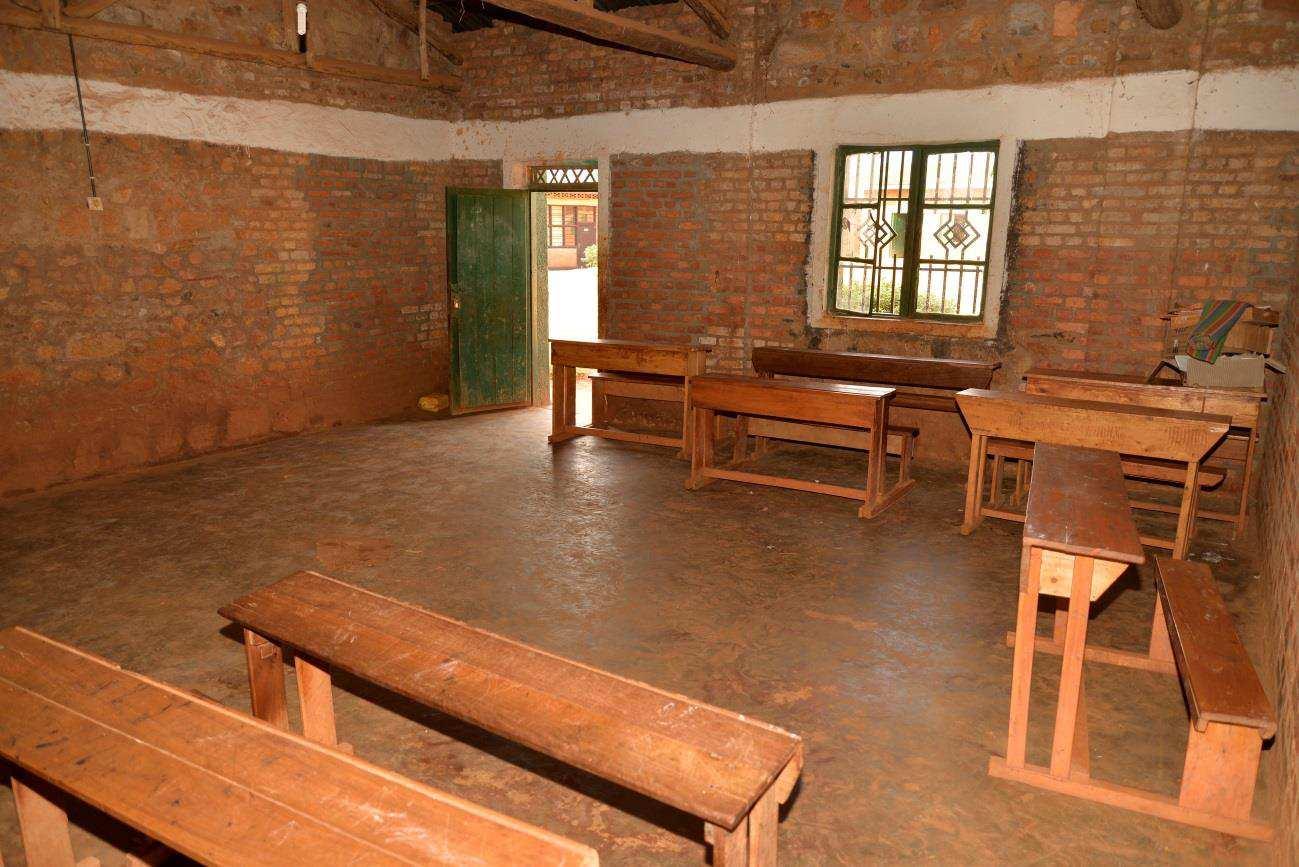 Inne i skolbyggnaden hölls kvinnor och barn instängda - innan de mördades. 