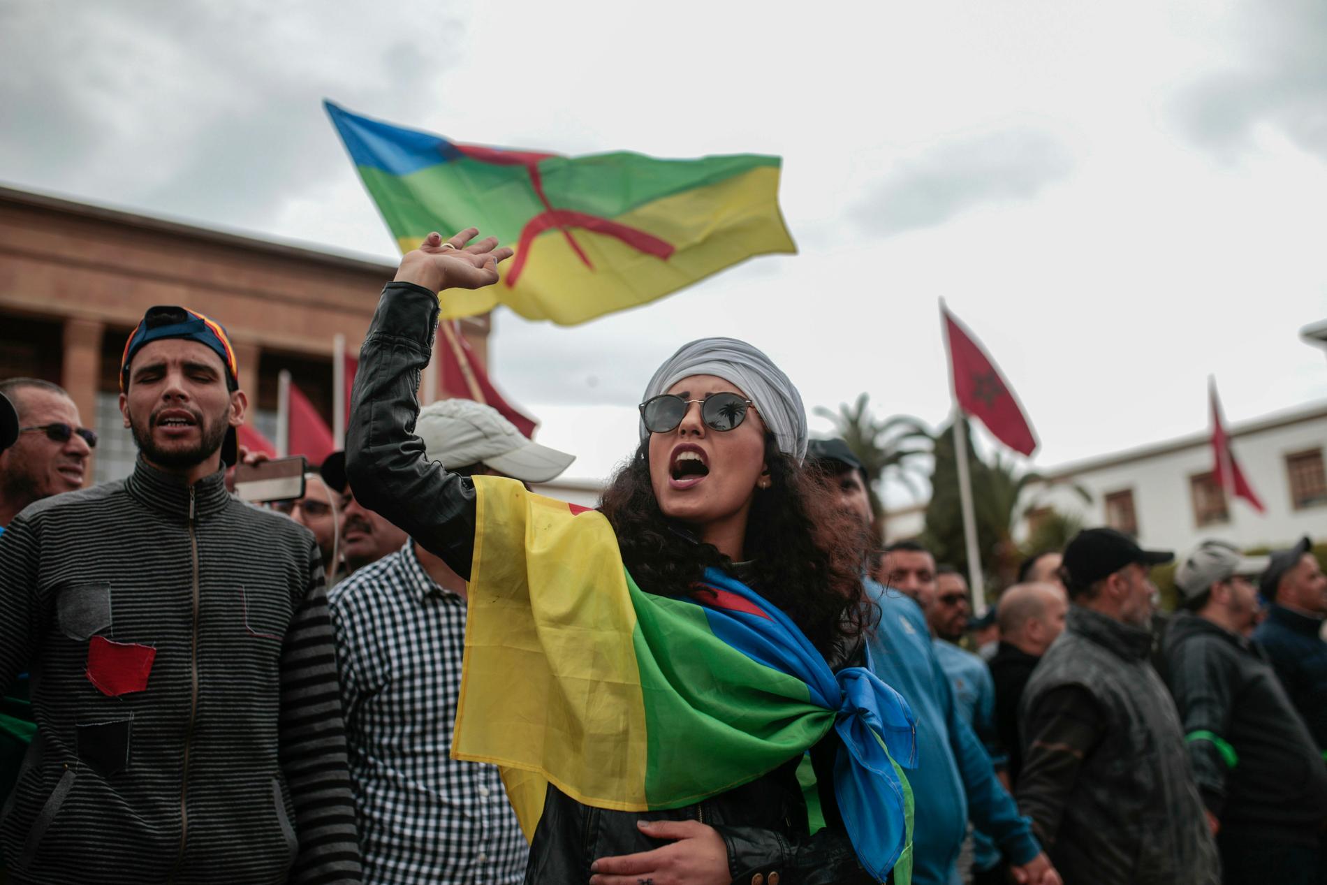 Demonstranter har berbiska flaggor under en protest mot regeringen. Bild från Rabat i april.