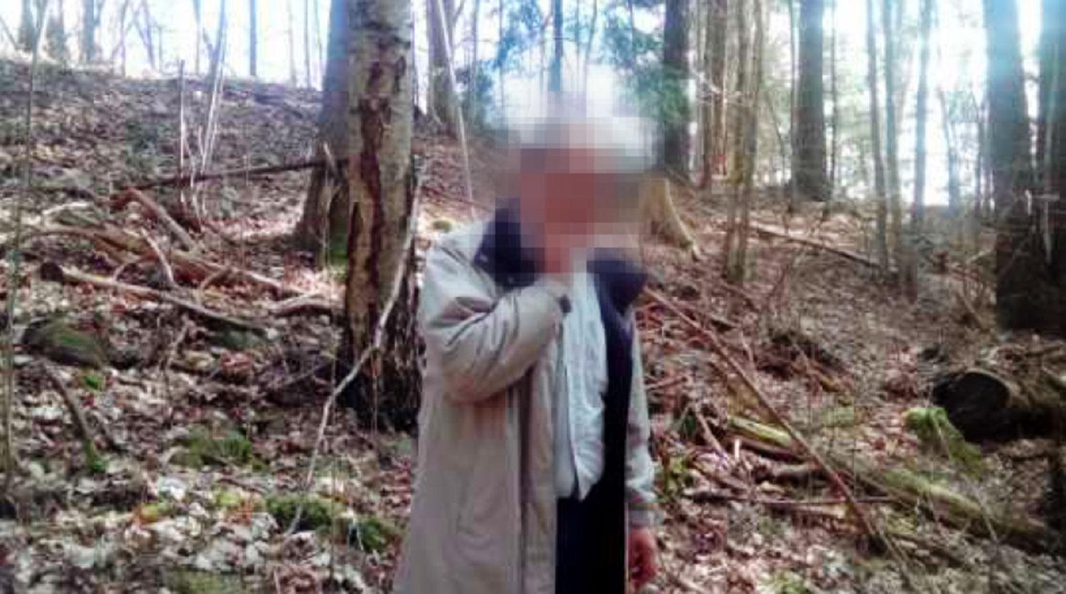 I mannens mobiltelefon har polisen funnit ett foto på honom själv i skogen. Mannen småler in i kamerna.