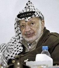 FÅNGE I SITT KVARTER I snart tre år har Yassir Arafat inte kunnat lämna muqata,  distriktet , det kvarter som rymmer Arafats högkvarter och Palestinas presidentpalats. Israel kontrollerar luftrummet och övervakar Arafats minsta rörelse.