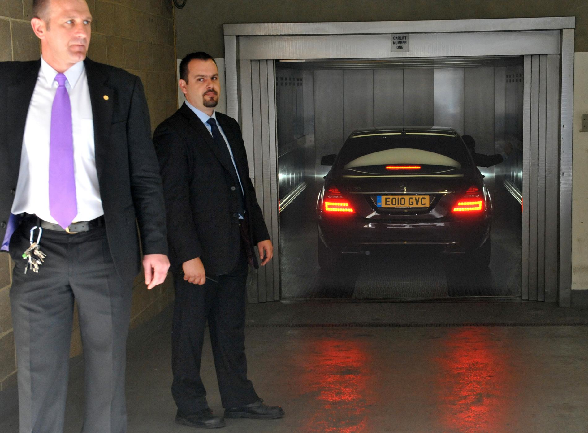 Svanberg anländer till hissen som tar bilen till BP:s parkering.