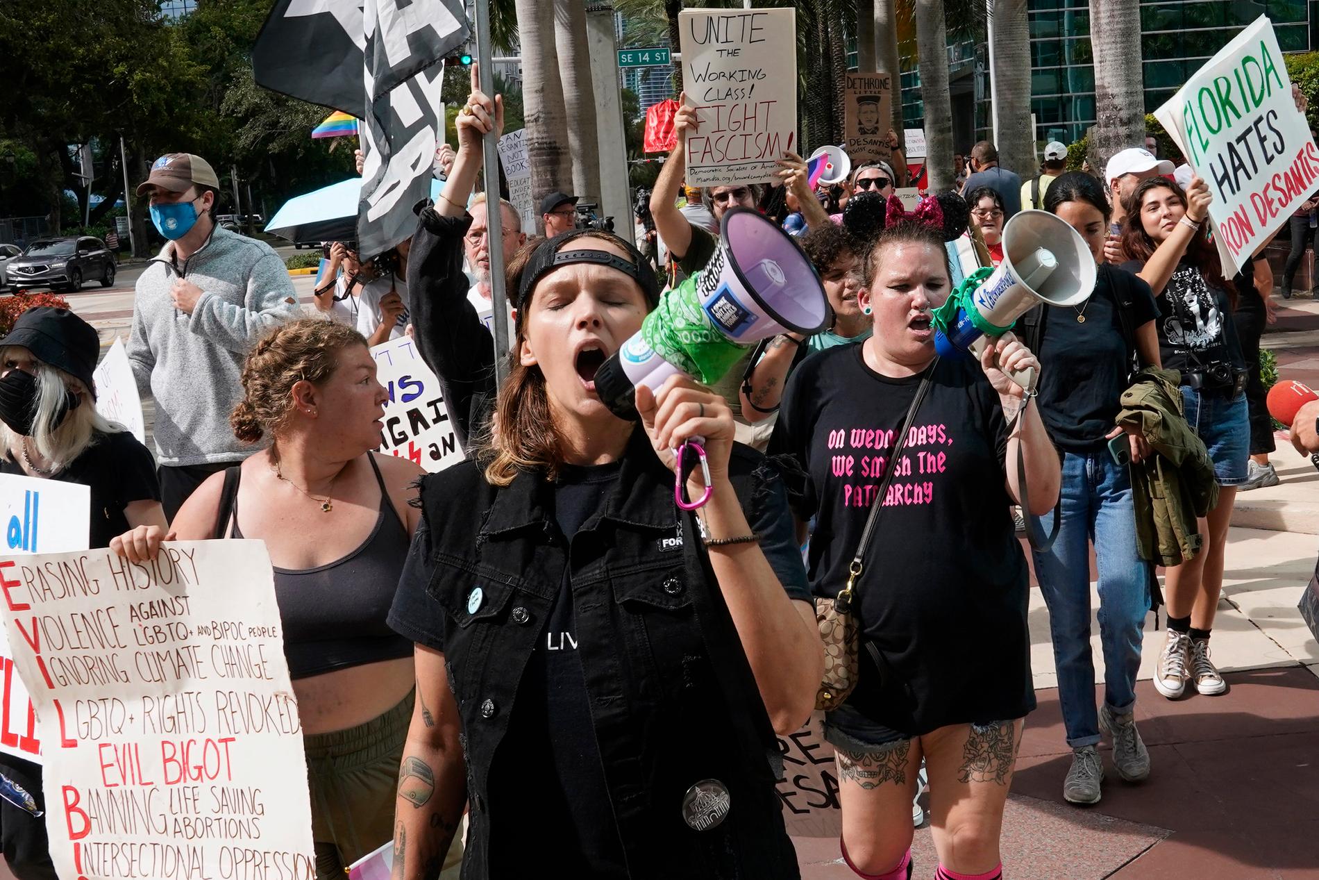 Protester hölls i närheten av ett hotell där Ron DeSantis höll ett möte under onsdagen. 