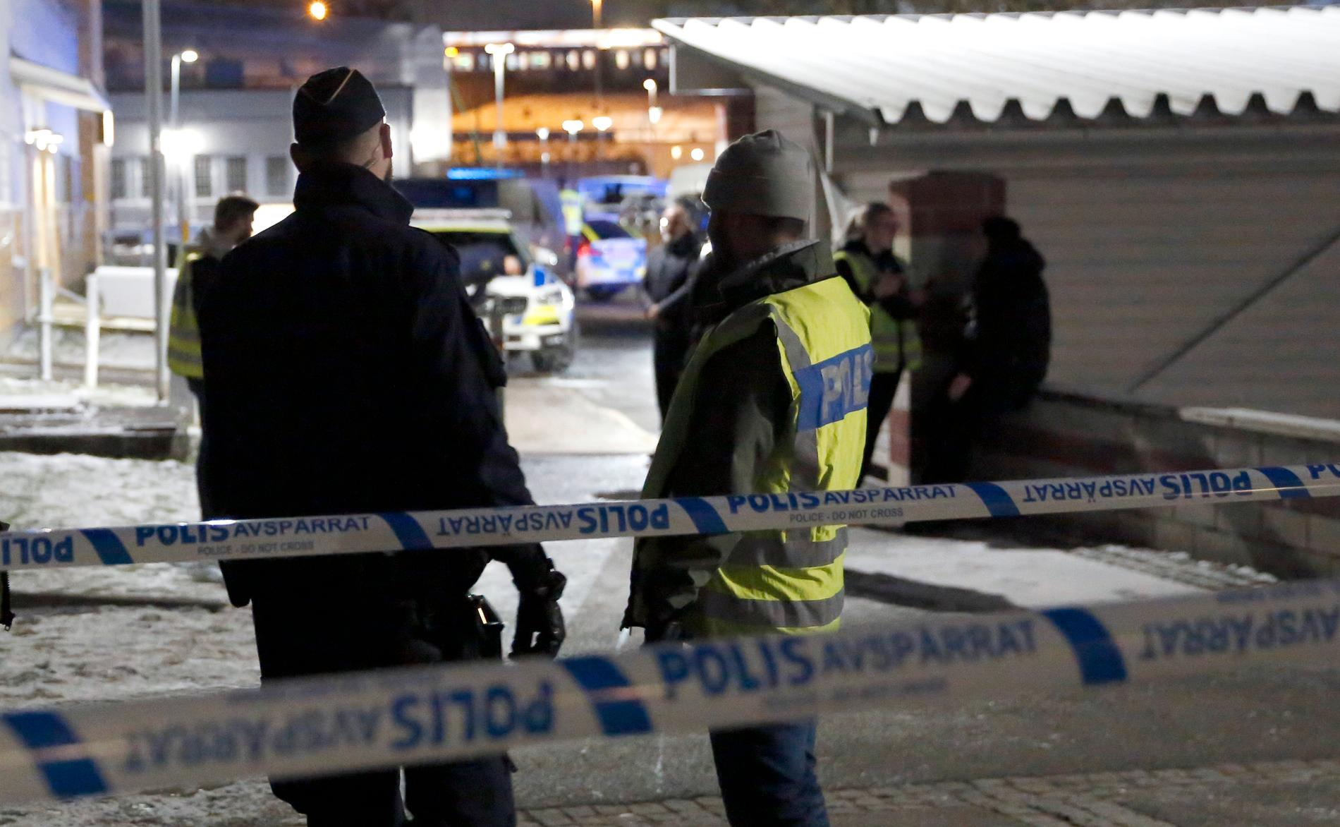 Polis på plats vid mordplatsen vid Norsborg i Stockholm. 