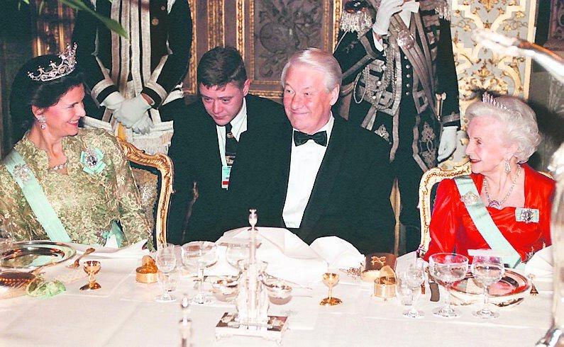 Efter bröllopet med prins Bertil 1976 behövde Lilian inte gömma sig längre. Här dinerar hon med drottning Silvia och Boris Jeltsin på ryska ambassaden i Stockholm 1997.
