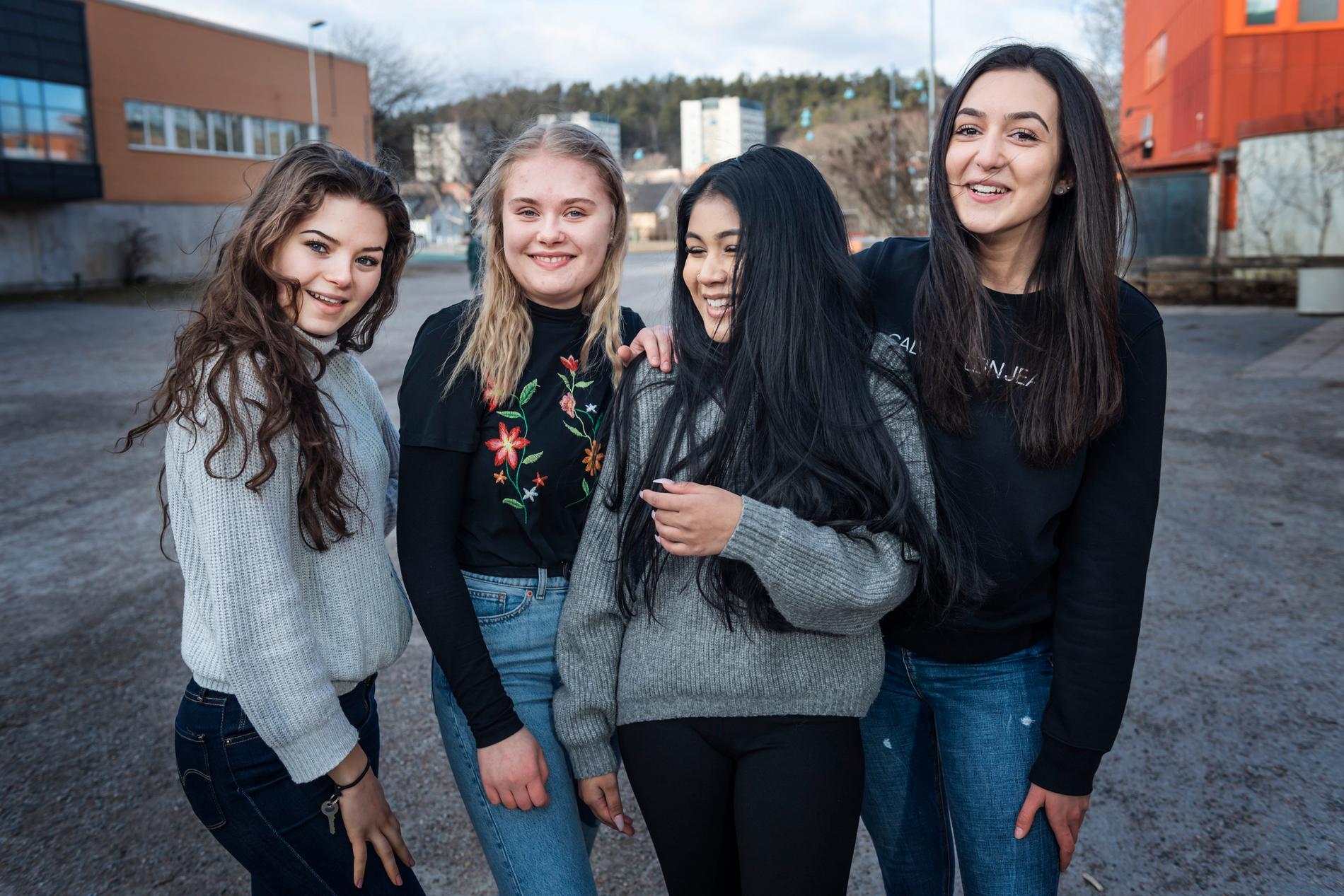 Emelie Engberg, Josefin Lublin, Tarin Islam och Marija Stevanovic från Stockholm upplever att många unga personer tycker att jämställdhetsfrågan är viktig i dag.