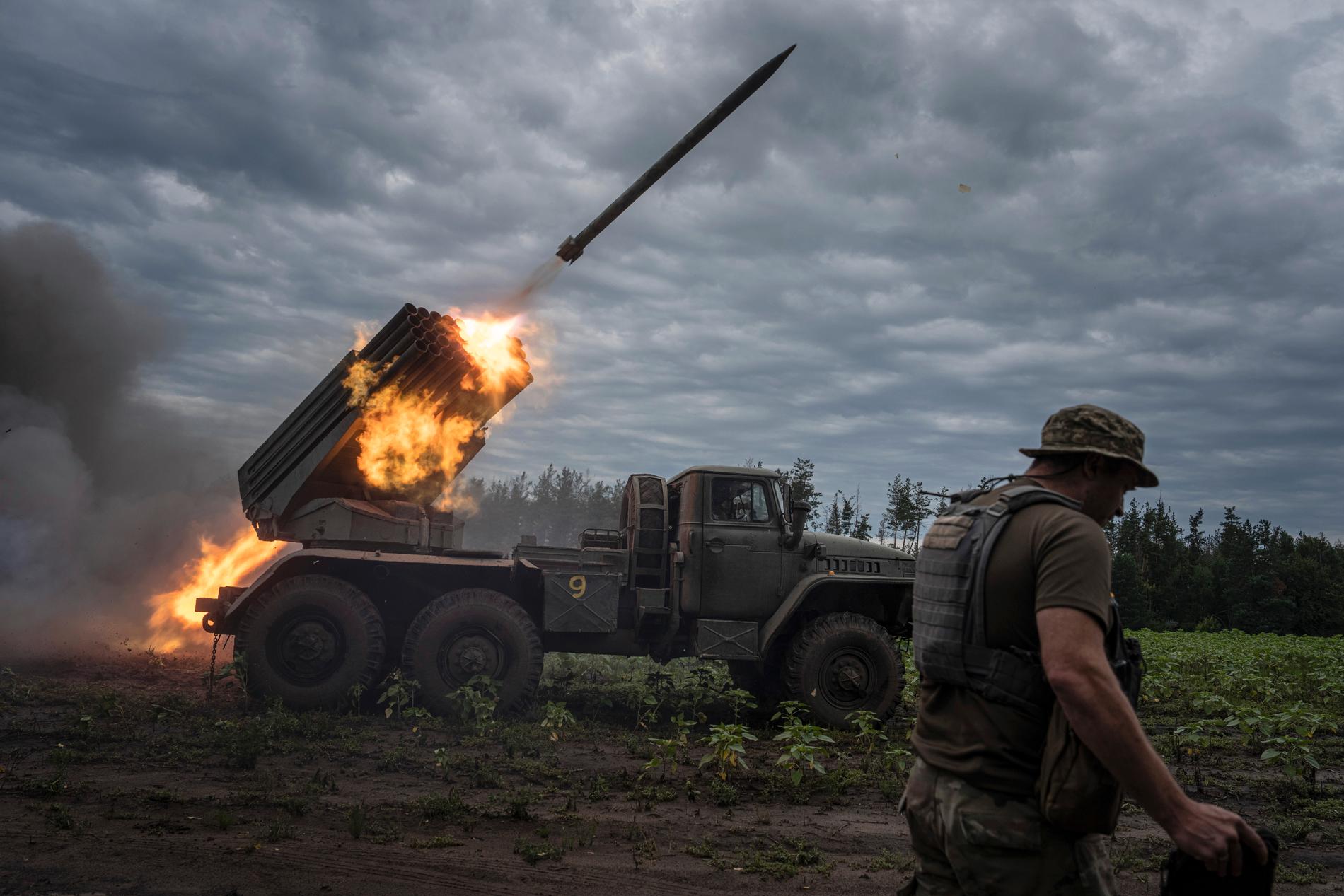 Ukrainska styrkor avfyrar vapen mot ryska positioner i närheten av Charkiv. 
