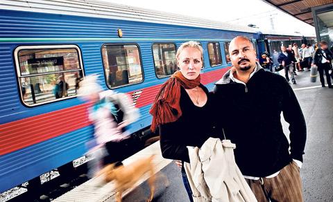 Bestulna Joseph och Marie Sturdy bestals på en laptop på X2000-tåget i Göteborg. Joseph arbetar med koreografier och hade hela höstens arbete på sin dator. Nu är allt borta. När paret kontaktade SJ-personalen fick de veta att ligor ofta stjäl på tågen.