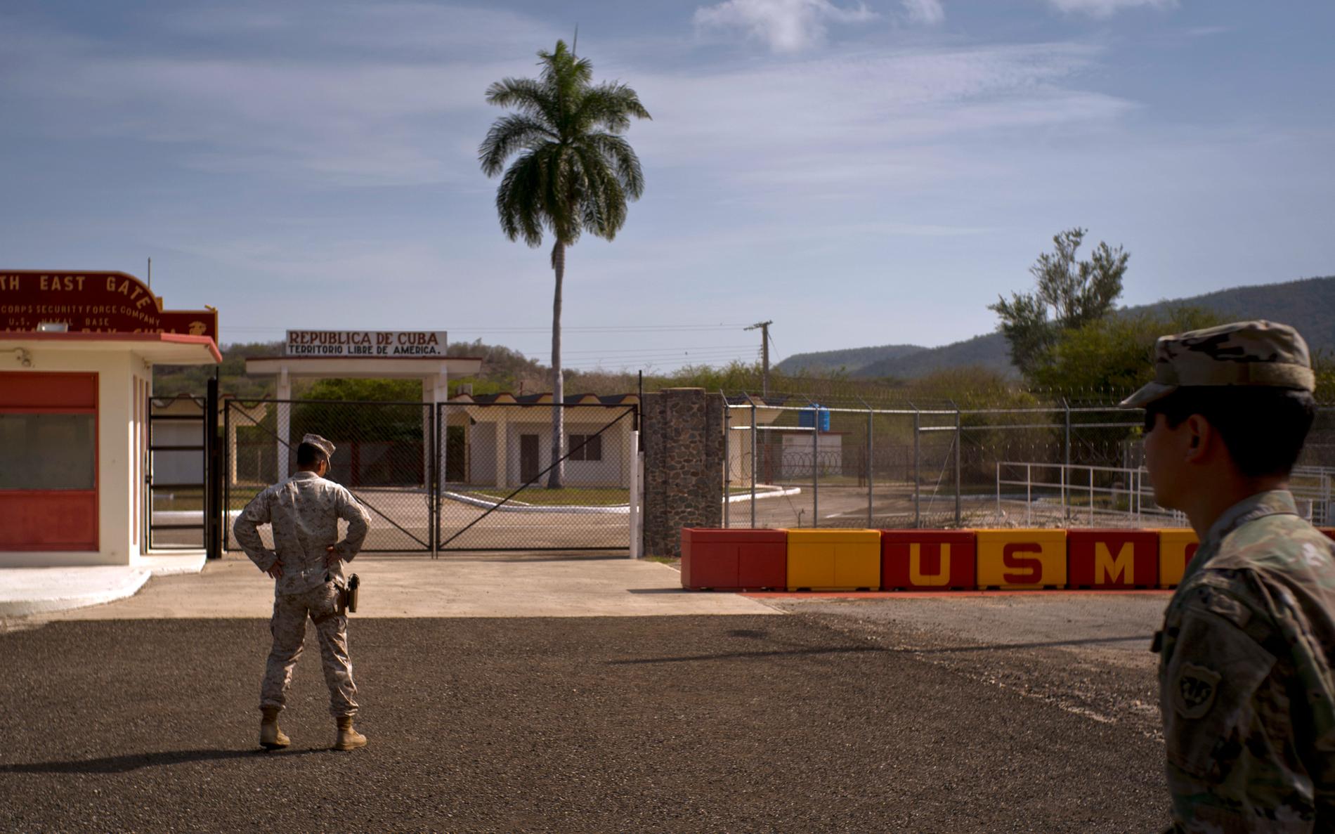 Soldater utanför Guantanamobasen i somras.