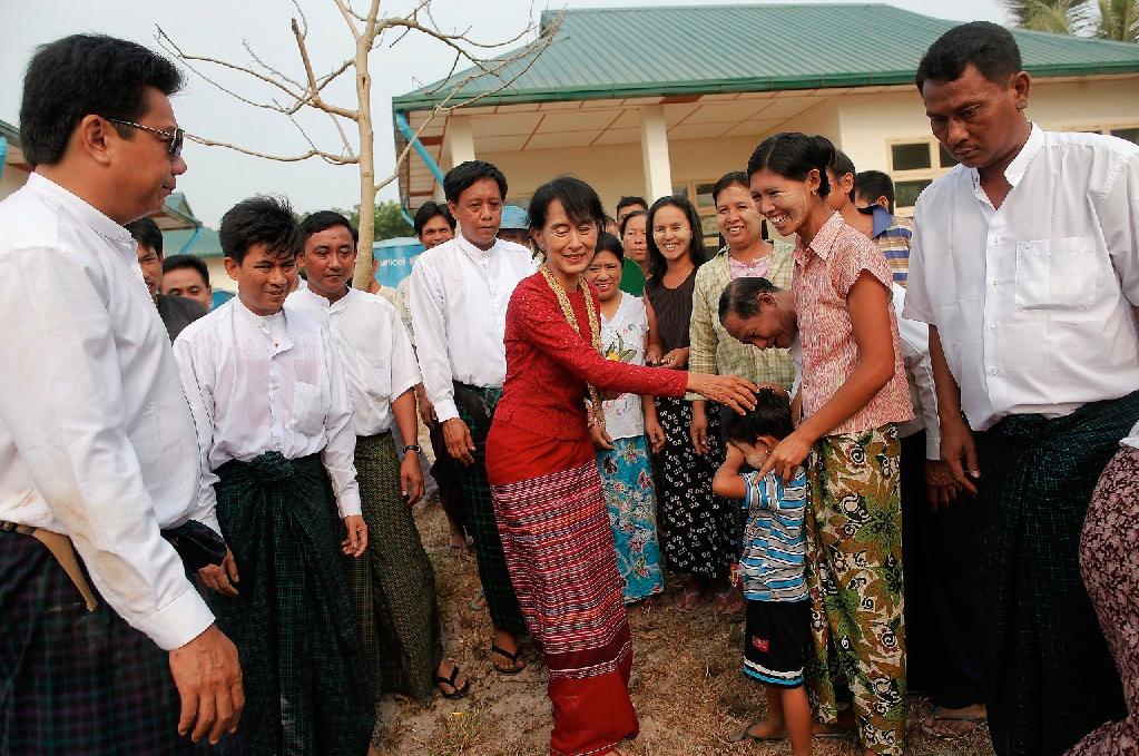 Folkvald Demokratiaktivisten Aung San Suu Kyi hälsade på sina väljare utanför en vallokal i går. Med väljarnas stöd bakom sig hoppas hon nu kunna bidra till förändringar i militärdiktaturens Burma.