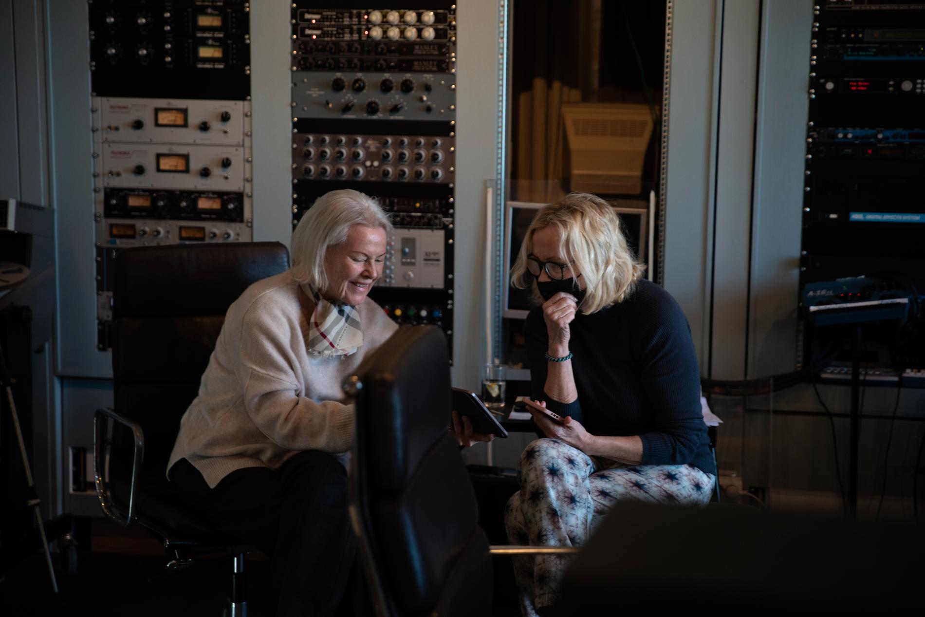 Abbas nya låtar spelades in under coronapandemin, här Anni-Frid Lyngstad och Agnetha Fältskog i studion, den senare med munskydd.