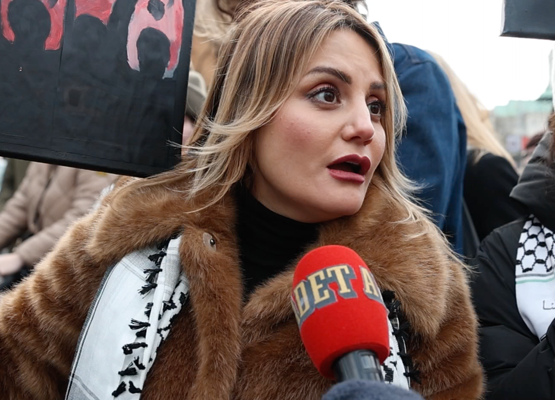 Lubna al Sheikhly demonstrerar mot Israels medverkan i Eurovision. 