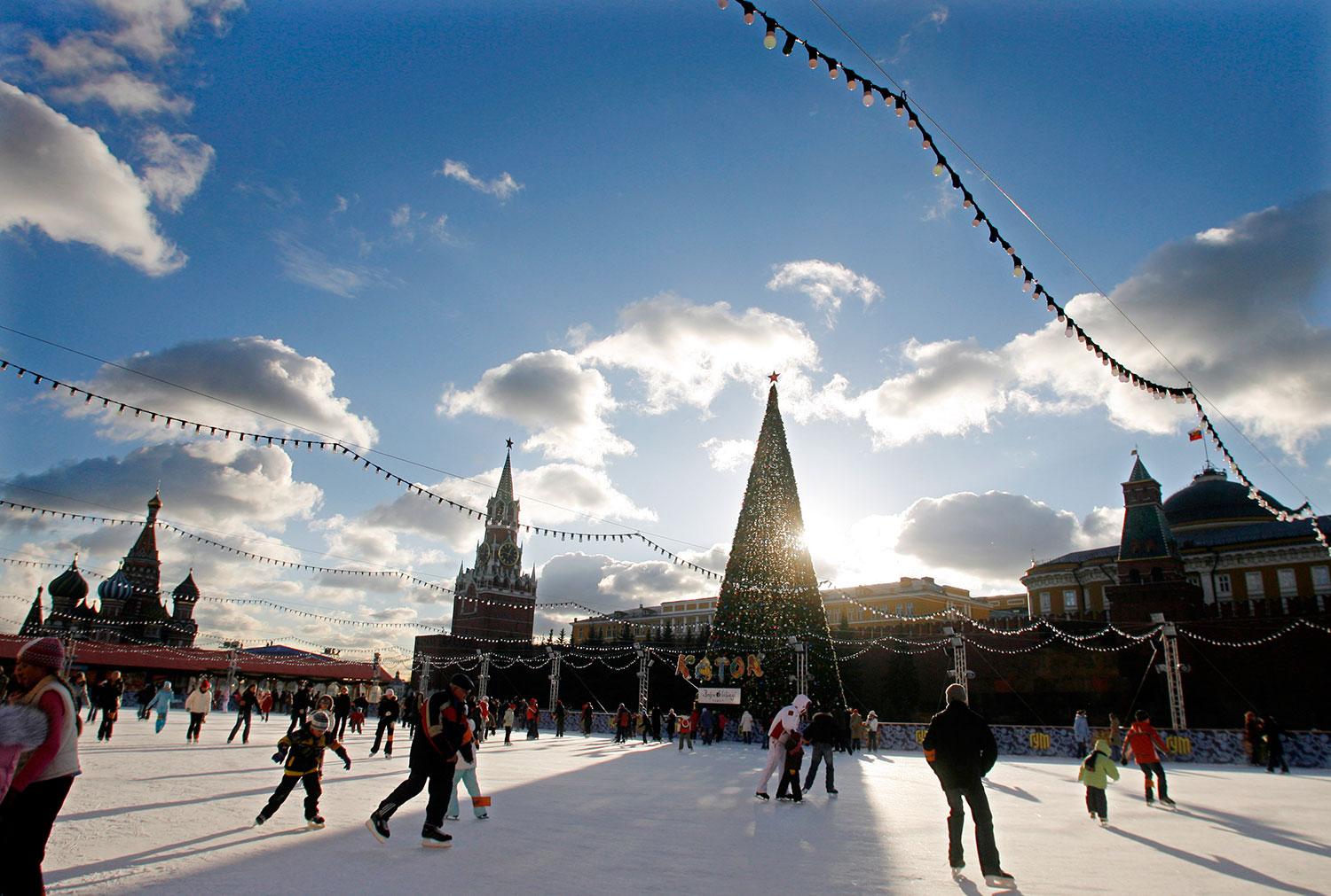 RÖDA TORGET, MOSKVA, RYSSLAND Vintertid upptas en fjärdedel av Röda torget av en julprydd isrink. Här åker du i skuggan av Kreml och Vasilijkatedralen.