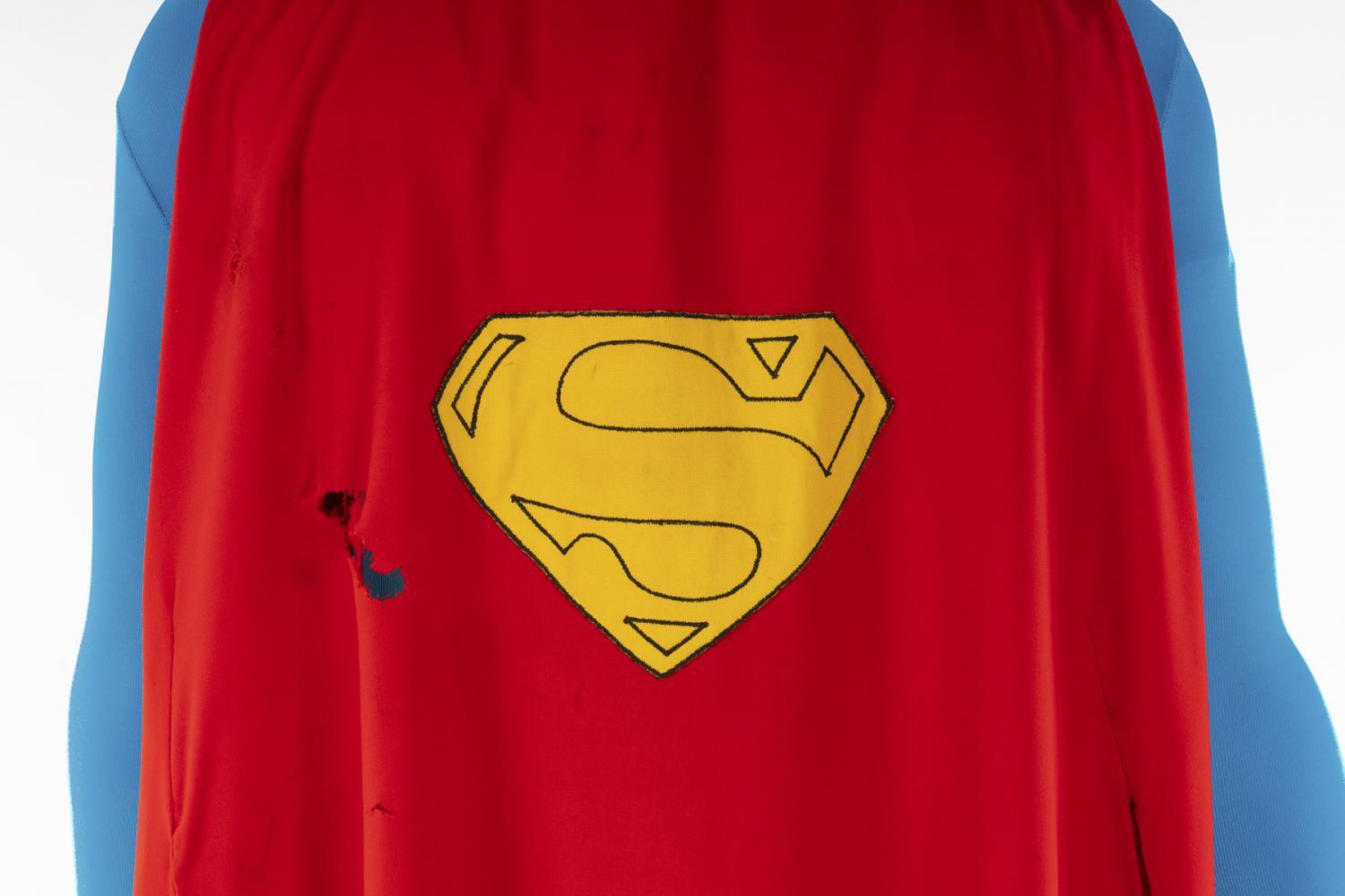 En mantel som Christopher Reeve bar när han spelade Superman har sålts på auktion. Pressbild.