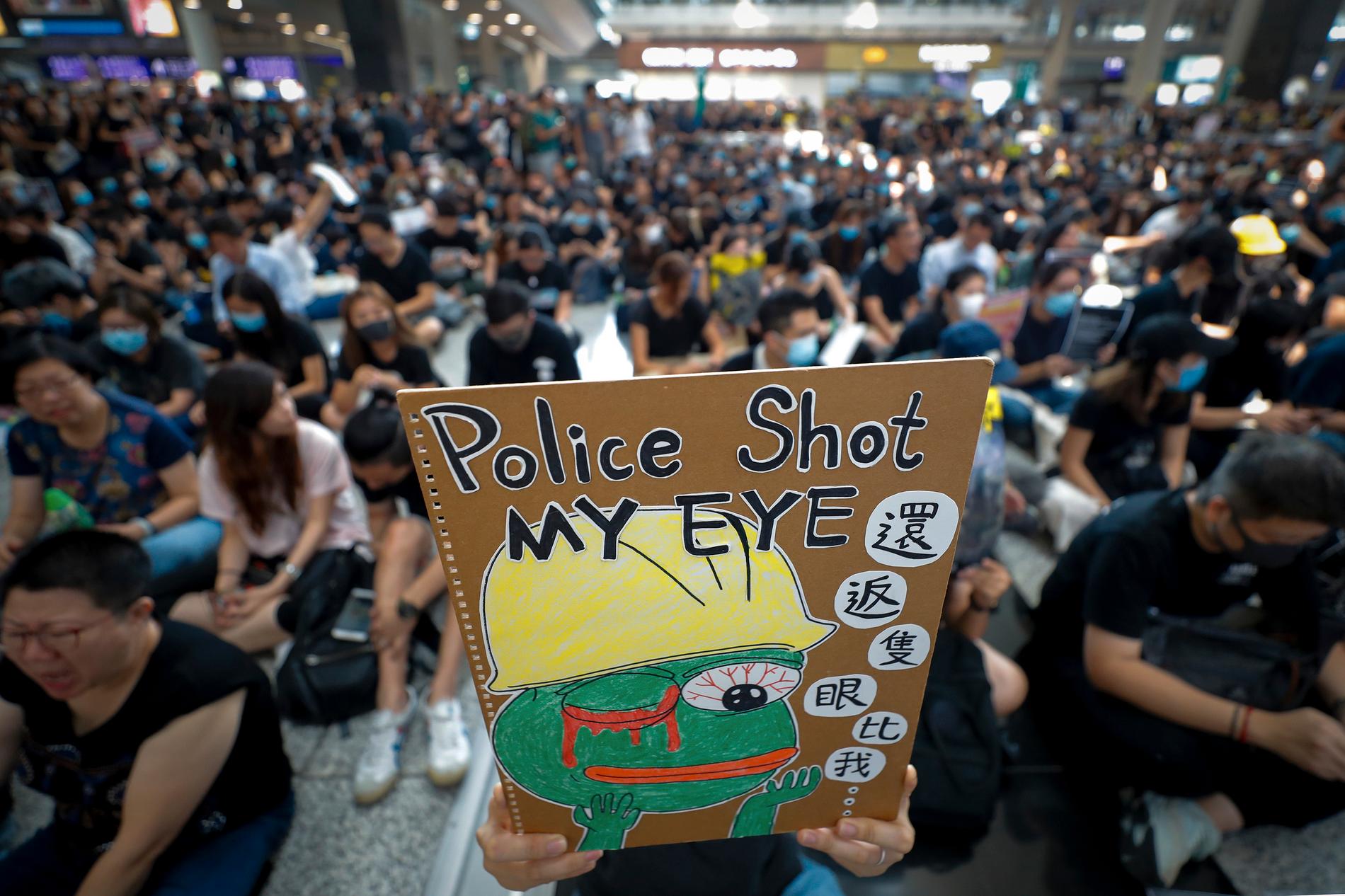 Helgens protester på flygplatsen i Hongkong markerar slutet på den nionde veckan av folkligt uppror i den asiatiska finansmetropolen. Demonstrationerna startade som protester mot ett förslag om en ny utlämningslag, men har utvecklats till att handla om mycket mer än så.