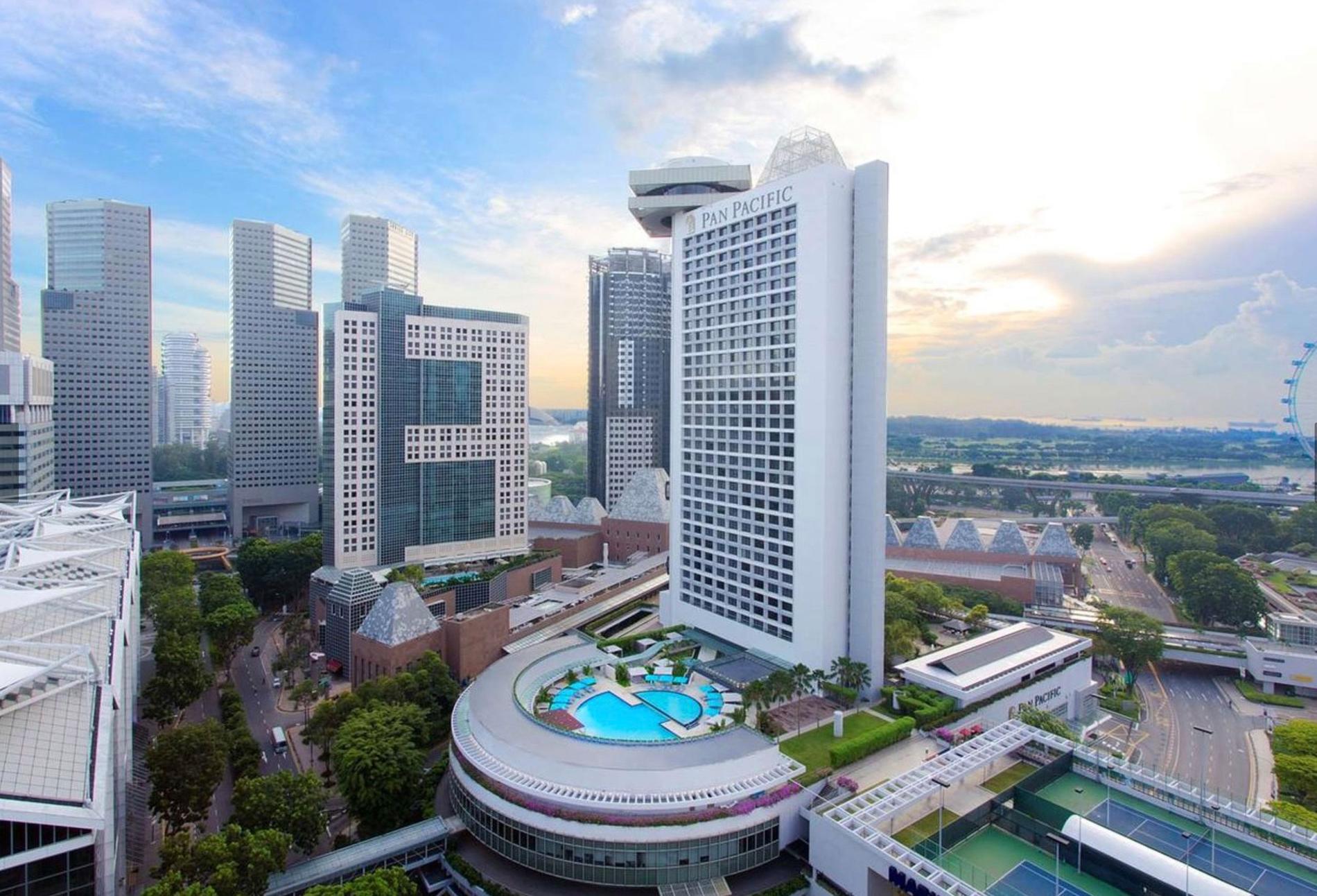 På det femstjärniga lyxhotellet Pan Pacific i Singapore bodde Patrick Reslow i en svit på 79 kvadratmeter med fria kvällsdrinkar.