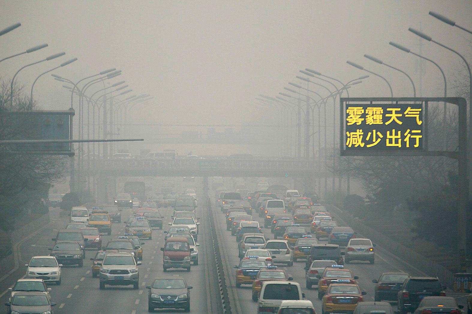 Varje år dör miljontals människor av luftföroreningar. Skylten på bilden varnar Pekingborna för att vistas utomhus.