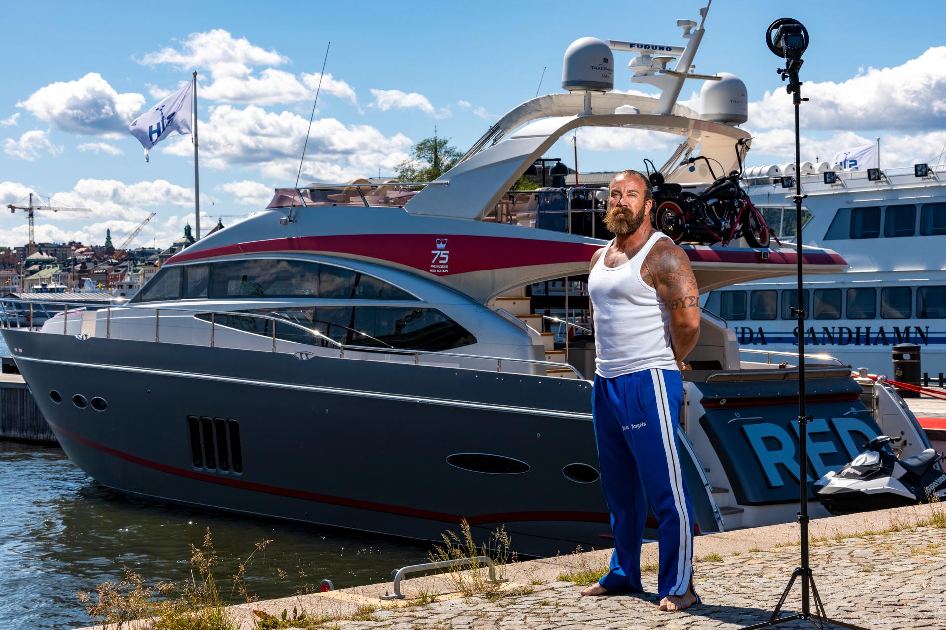 Jan Emanuel framför sin yacht.