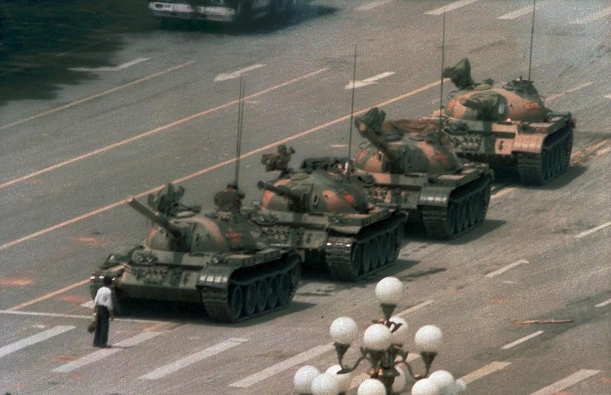 Himmelska fridens torg, Peking, i juni 1989. En ensam man trotsar stridsvagnarna.