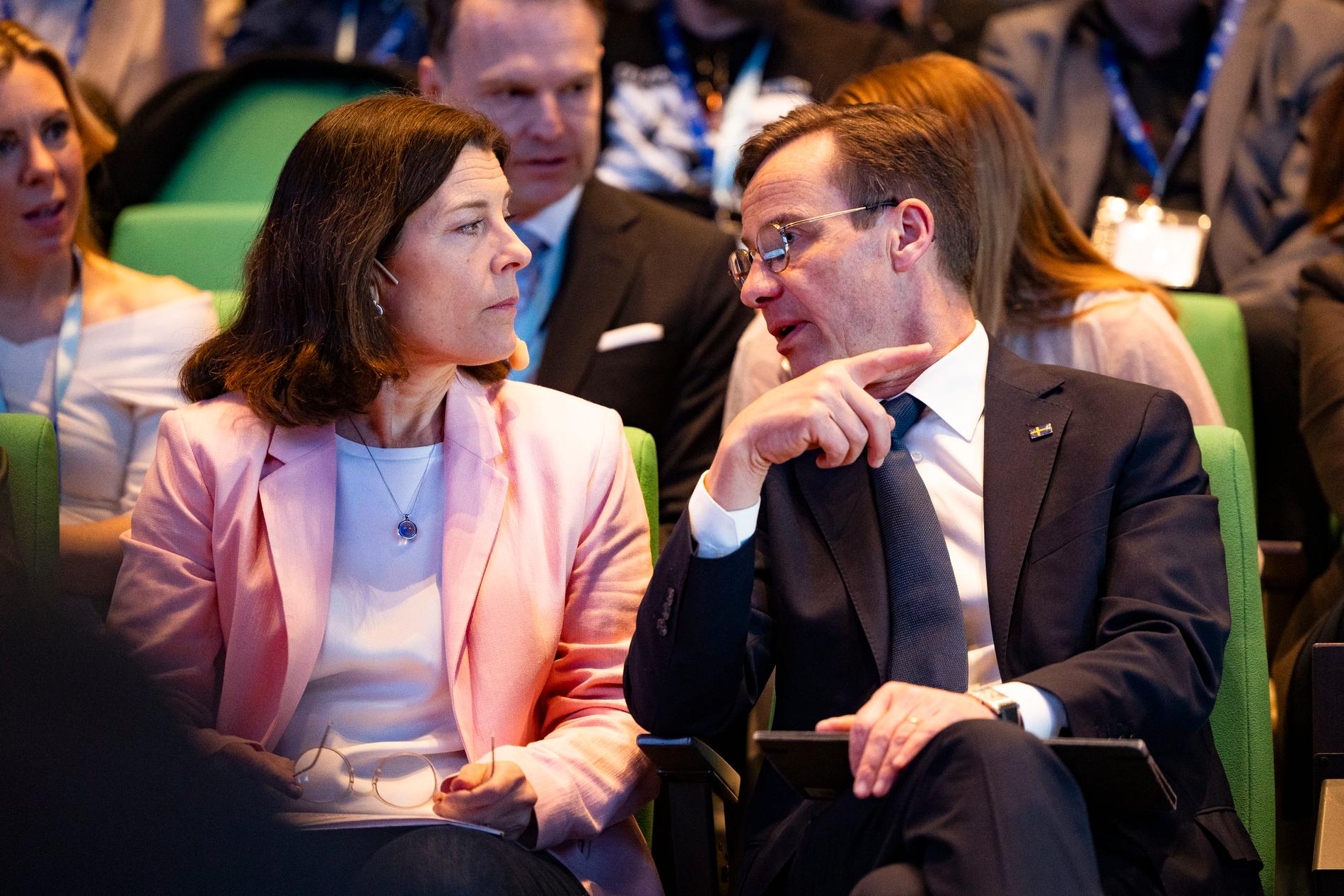 Partisekreteraren Karin Enström tillsammans med partiledaren Ulf Kristersson. 