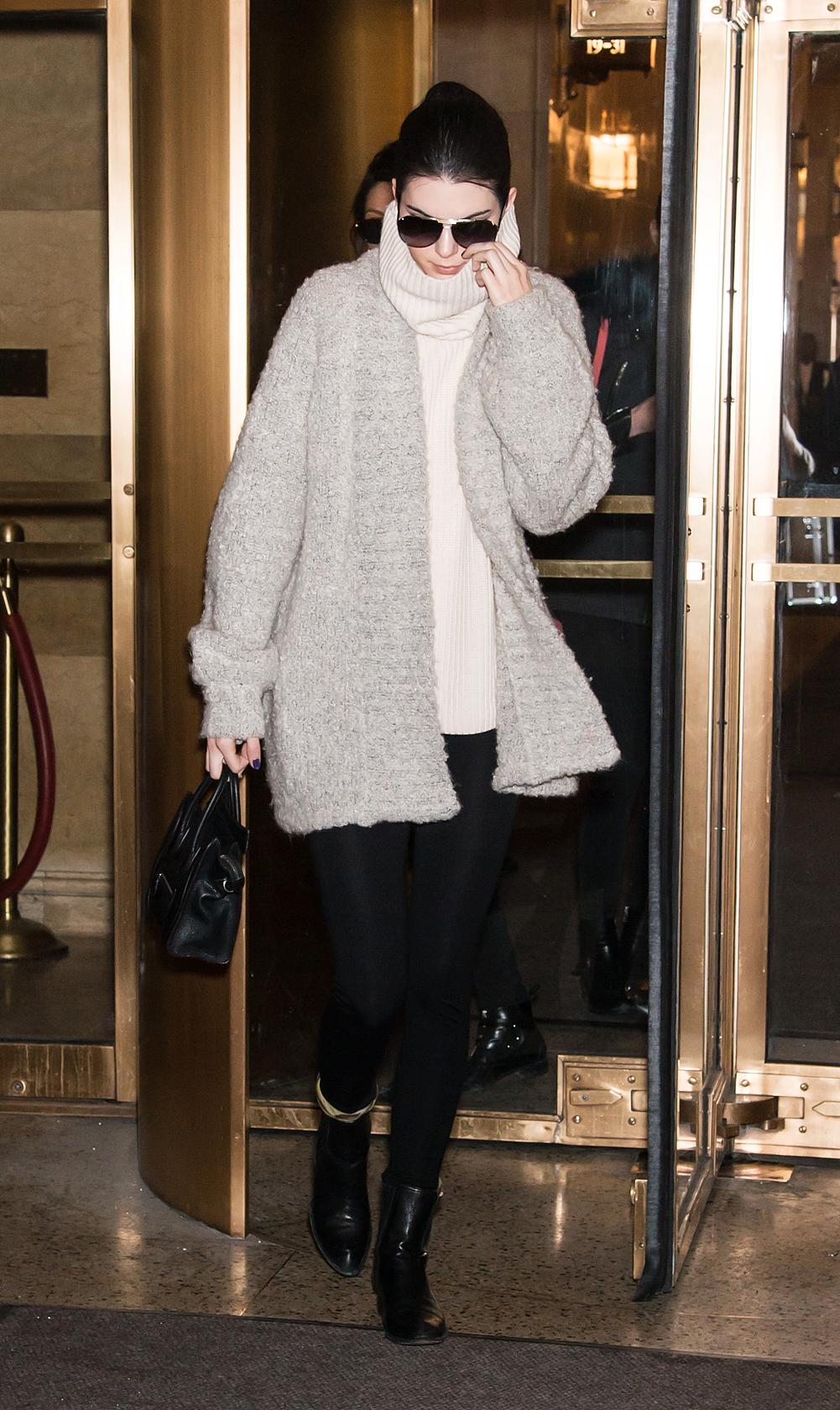 Kendall Jenner Kendall drog på sig varm jacka och oversize polo mellan modelluppdragen på New Yorks modevecka. Snyggt och enkelt!
