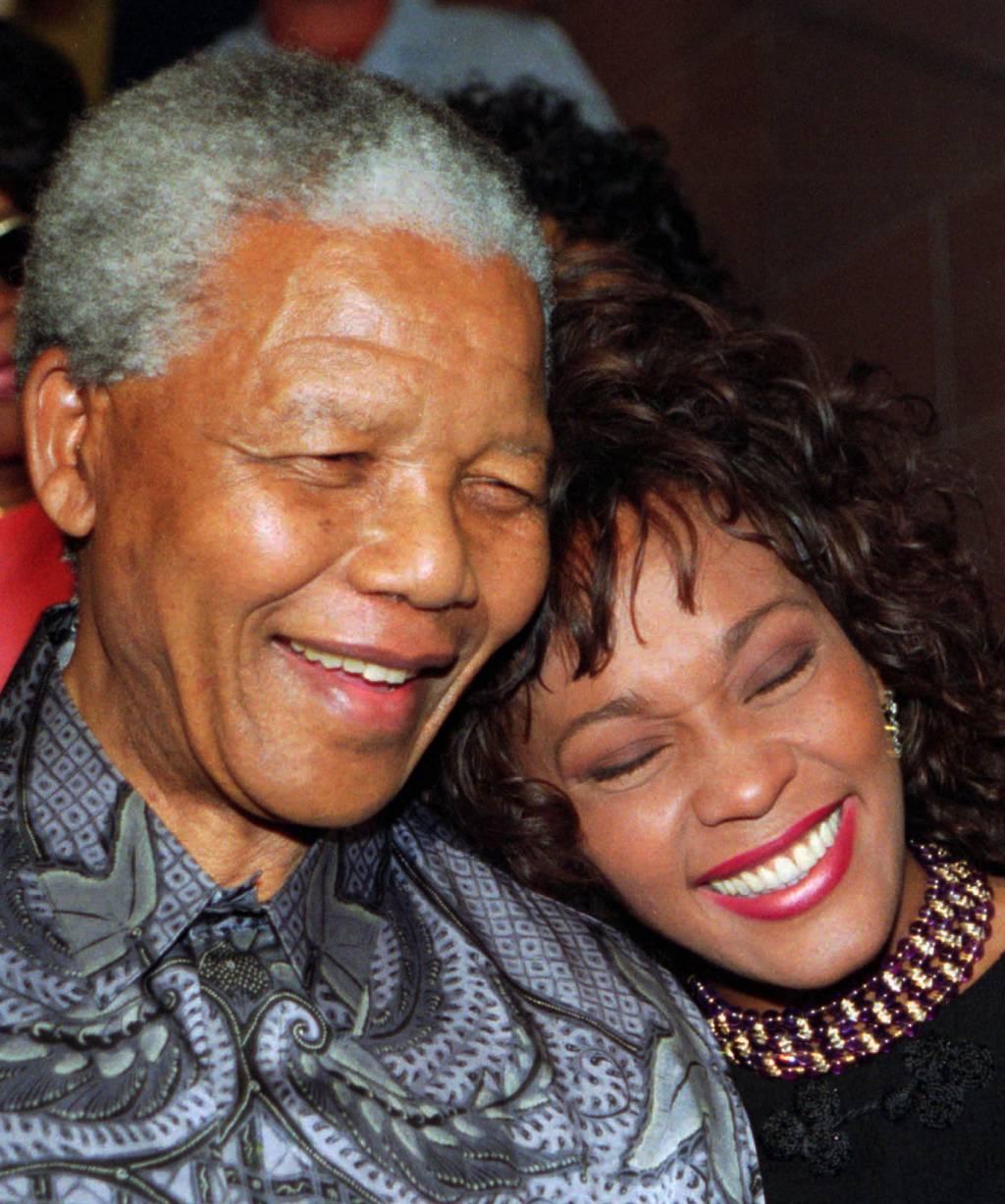 Här tillsammans med Whitney Houston inför en välgörenhetsgala för barn i november 1994.