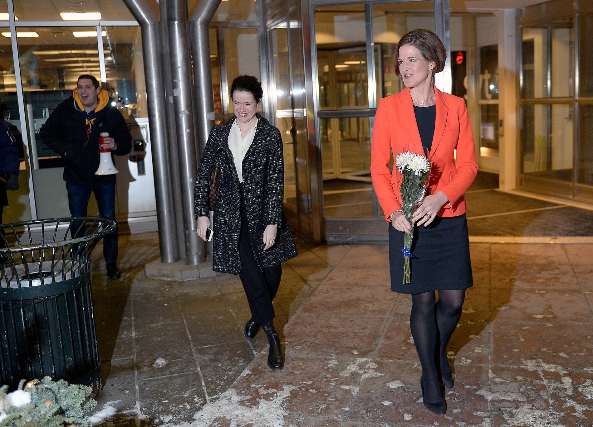 Anna Linberg Batra tas emot av sitt moderata ungdomsförbund utanför TV-huset efter debatten.