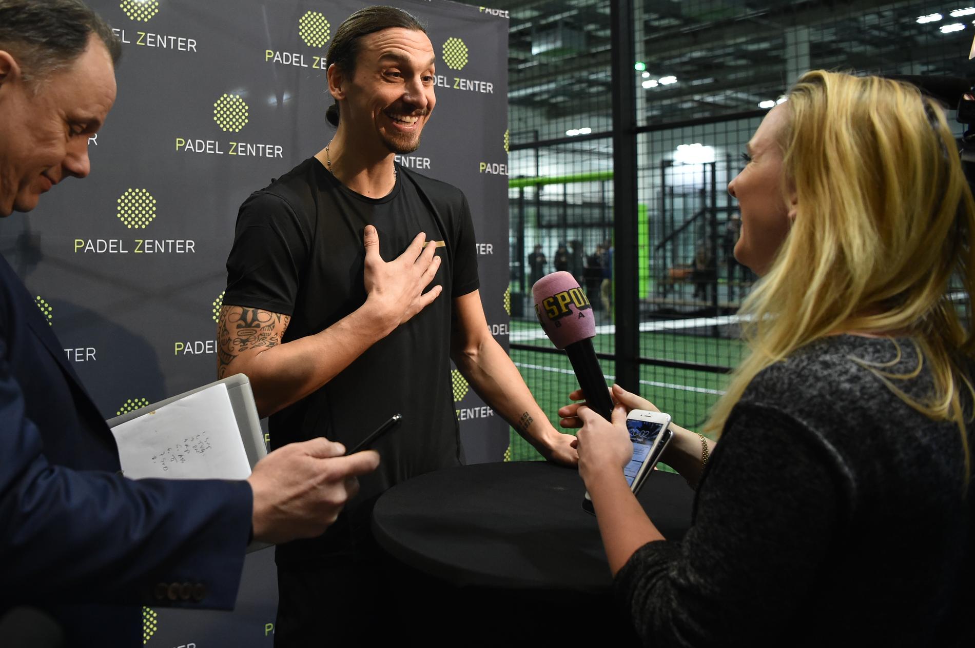 Zlatan intervjuas av Sportbladets Frida Fagerlund sin nya padelhall. 