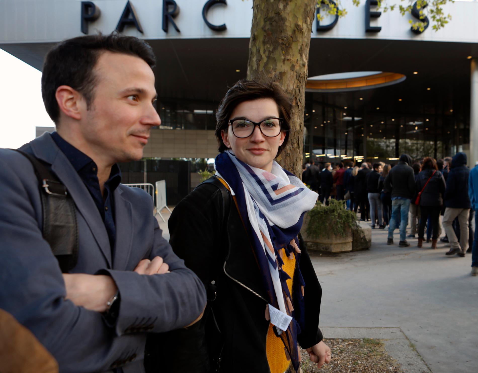 lexis Cartaut, 33 och Laurent Cote, 28, tvekar mellan Mélenchon och Macron