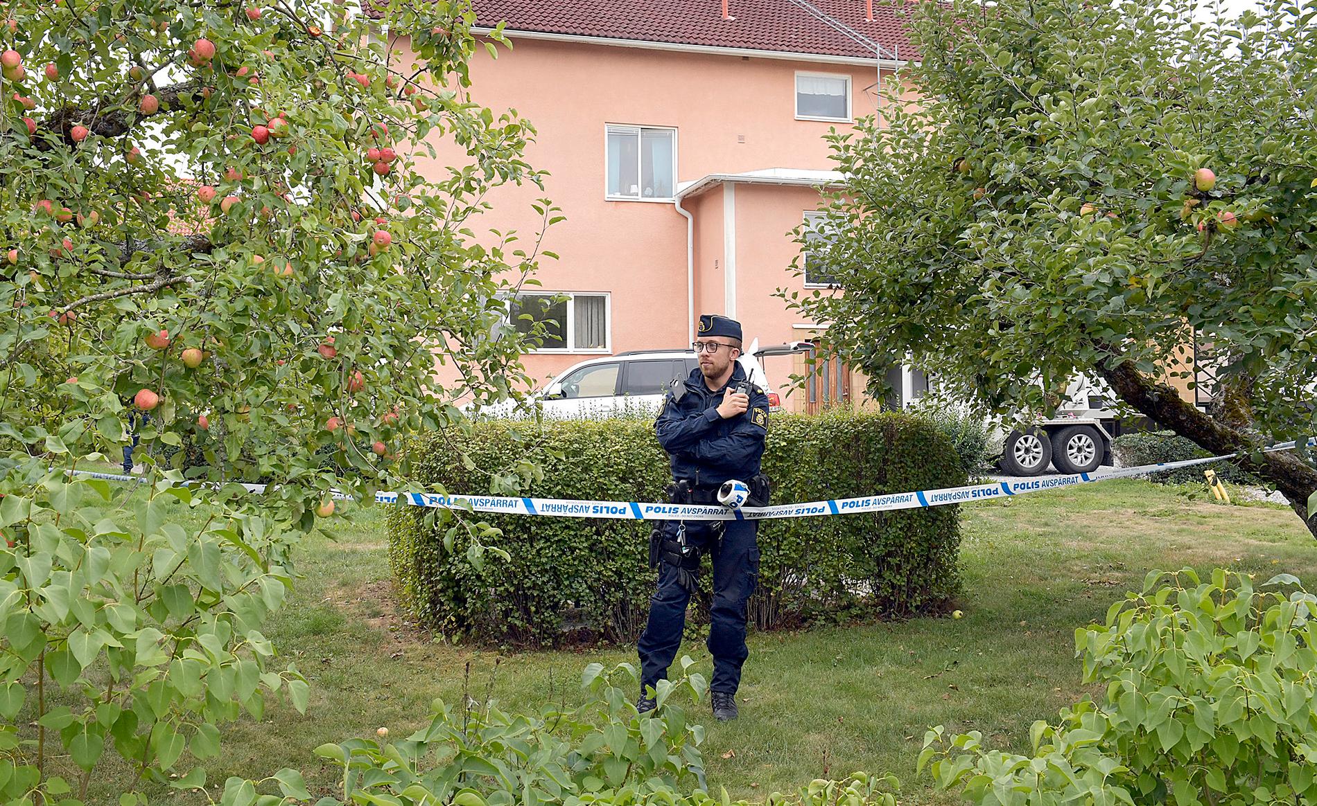 Polis på plats i Tillberga efter larm om farliga föremål. 