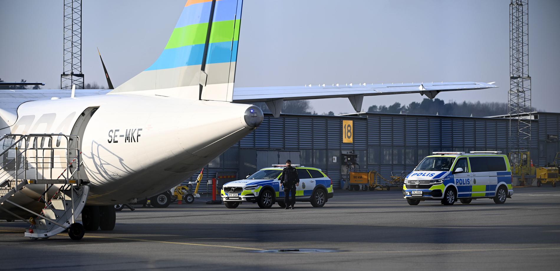 Poliser vid Bromma flygplats.