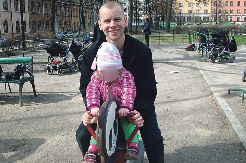 Richard Sahlin är döv – och kan inte kommunicera med sin dotter. Hon har inte fått lära sig teckenspråk. Han vädjar till regeringen att se över skollagen så att svenskt teckenspråk likställs med ­nationella minoritetsspråk.